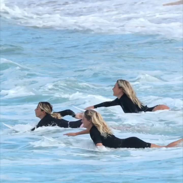ニッキ・バン ダイクのインスタグラム：「HAWAII 😍🦄🌴🌈💦🏄🏼‍♀️」