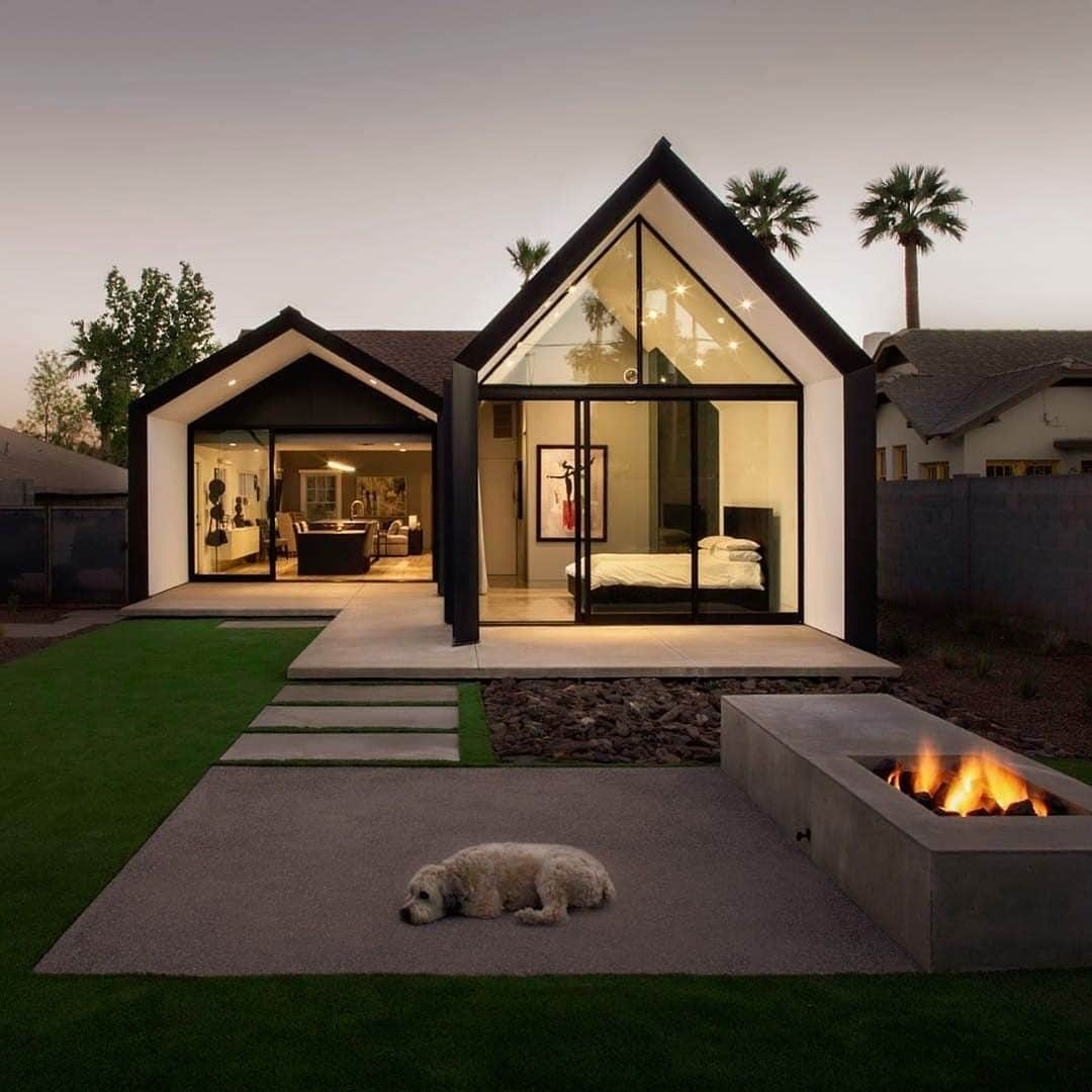 Architecture - Housesのインスタグラム：「⁣ 𝐄𝐬𝐜𝐨𝐛𝐚𝐫 𝐑𝐞𝐧𝐨𝐯𝐚𝐭𝐢𝐨𝐧⁣ Impressive backyard with floor-to-ceiling windows to connect the outside with the inside of this amazing house 🙌. Just a lovely master bedroom with even more lovely views, don't you think?🤩 Double tap if you like it 🥰⁣ _____⁣⁣⁣⁣⁣⁣⁣⁣⁣⁣ 📐 @chensuchartstudio  📸  @mattwinquistphoto  📍 Phoenix, Arizona ⁣ #archidesignhome⁣⁣⁣⁣⁣⁣ _____⁣⁣⁣⁣⁣⁣⁣⁣⁣⁣ #luxuryhome #luxuryhouse #bighouse #luxurymansion #housegoals #homesofinstagram #modernhome #architecture #archilovers #beautifulhomes #mansiones #archigram #houseoftheday #lovelyhome #homegoals」