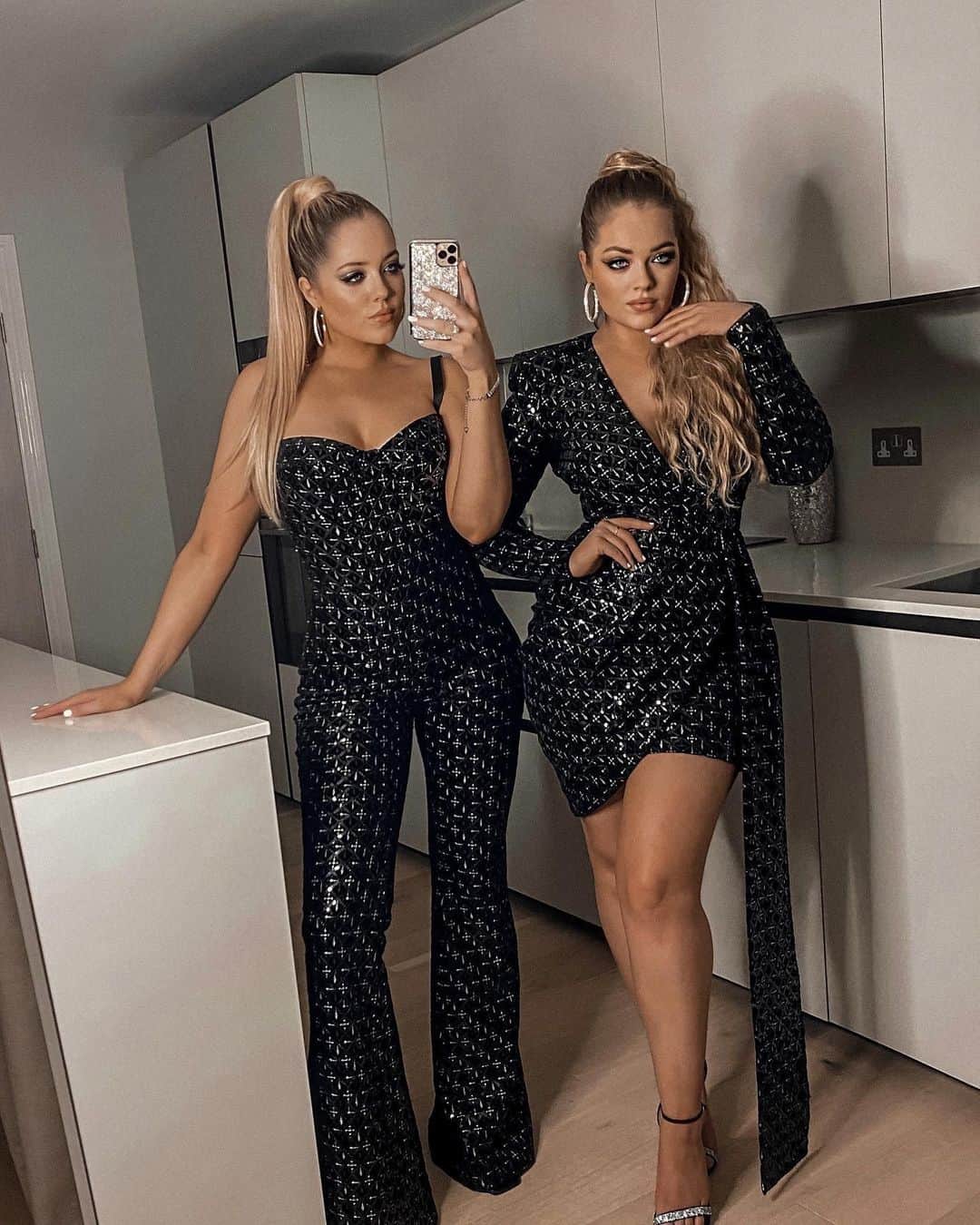 Lucy Connellさんのインスタグラム写真 - (Lucy ConnellInstagram)「All dressed up on a Tuesday night to dance around our kitchen island... 👯‍♀️🎶  Dresses @nadinemerabi (ad)」1月27日 4時50分 - twinspo
