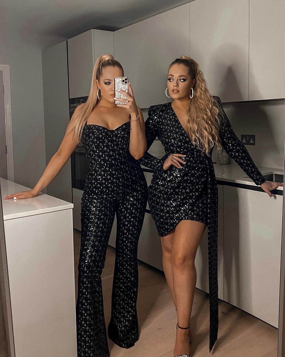Lucy Connellさんのインスタグラム写真 - (Lucy ConnellInstagram)「All dressed up on a Tuesday night to dance around our kitchen island... 👯‍♀️🎶  Dresses @nadinemerabi (ad)」1月27日 4時50分 - twinspo