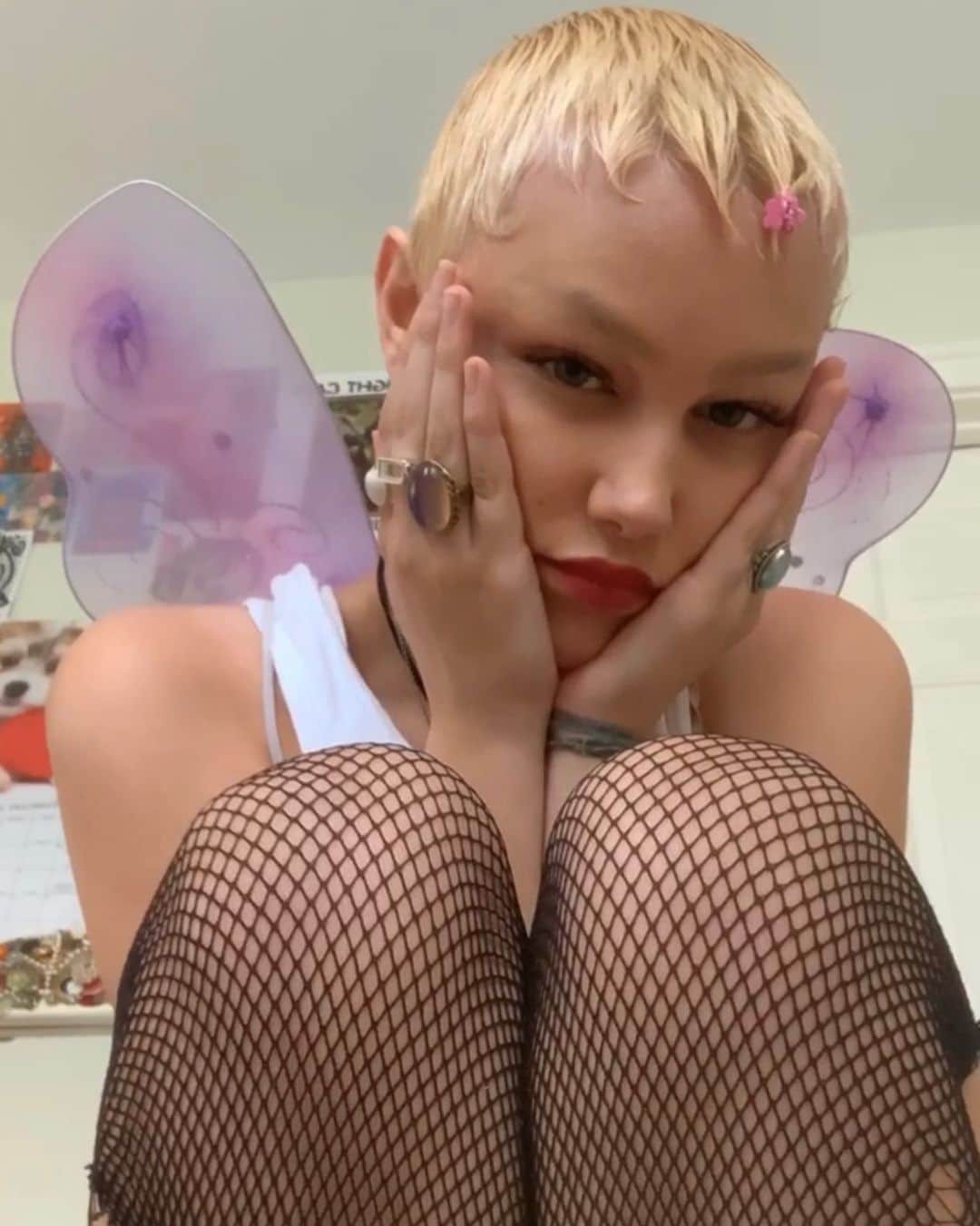 グレース・ヴァンダーウォールのインスタグラム：「All these looks and nothing 2 do 💅」