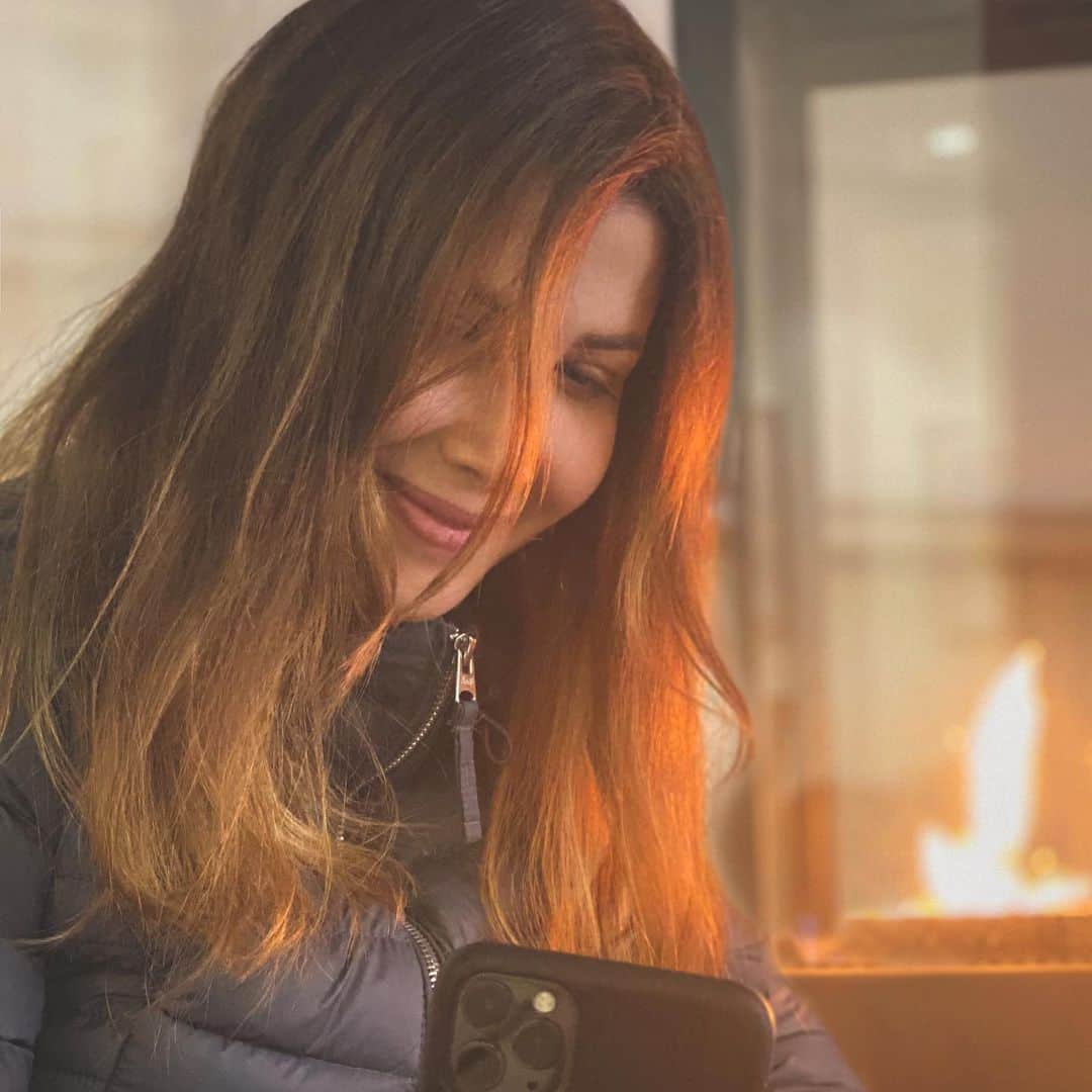 ナンシー・アジュラムのインスタグラム：「Days are getting colder, warm your hearts...🧡 #stayhome」