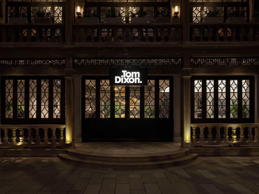 トム ディクソンのインスタグラム：「Our new hub in Xintiandi, Shanghai, sits within a traditional Chinese building and is surrounded by Shikumen architecture. ⁠ ⁠ The main entrance and exterior features these prominent double wooden doors and geometric wooden patterning on the windows.⁠ ⁠ Shikumen, which translates to ‘stone gate’, is a Shanghainese architectural style which blends traditional Chinese architecture and social behaviour with elements of Western design.⁠ ⁠ ⁠ ⁠ ⁠」