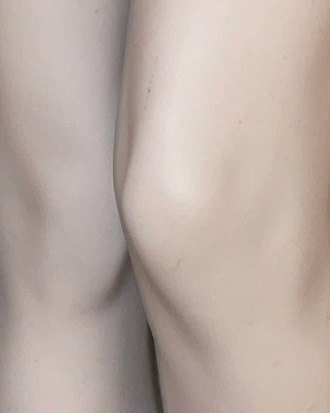 ニック・ナイトさんのインスタグラム写真 - (ニック・ナイトInstagram)「Kate’s knees . Detail of my porcelain sculpture of Kate Moss / @katemossagency . Made at Nymphenburg , Germany . 2013 .」1月27日 4時57分 - nick_knight
