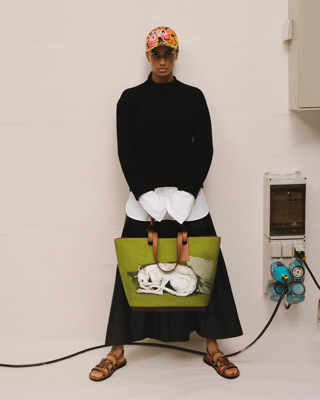 Loeweさんのインスタグラム写真 - (LoeweInstagram)「Artist Joe Brainard's 1973 'Whipporwill' work features on a Double Handle tote from the LOEWE Fall Winter 2021 collection designed by Jonathan Anderson.  Backstage photography by @PaoloZambaldi  #LOEWE #LOEWEFW21」1月27日 5時00分 - loewe