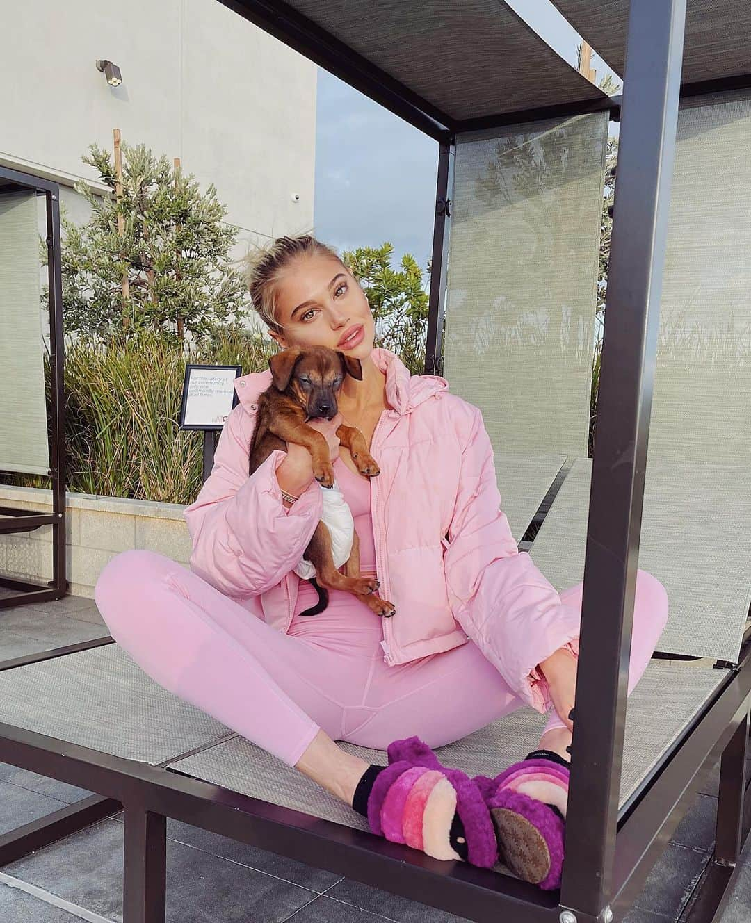 MEREDITH MICKELSONさんのインスタグラム写真 - (MEREDITH MICKELSONInstagram)「not to name names but one of us is working on potty training & struggling a lil bit so diaper it is... @thelabellefoundation puppers is available for adoption 🥰 💘new @aloyoga drop💘」1月27日 5時02分 - meredithmickelson