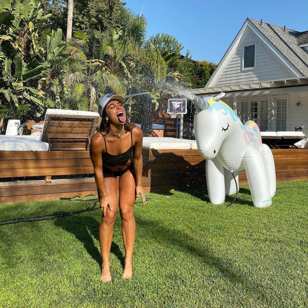 Sommer Rayさんのインスタグラム写真 - (Sommer RayInstagram)「can it be sommertime again already?! 🥺☀️😛💧   get your SR hat so we can twin @shopsommerray 😬💛」1月27日 5時06分 - sommerray