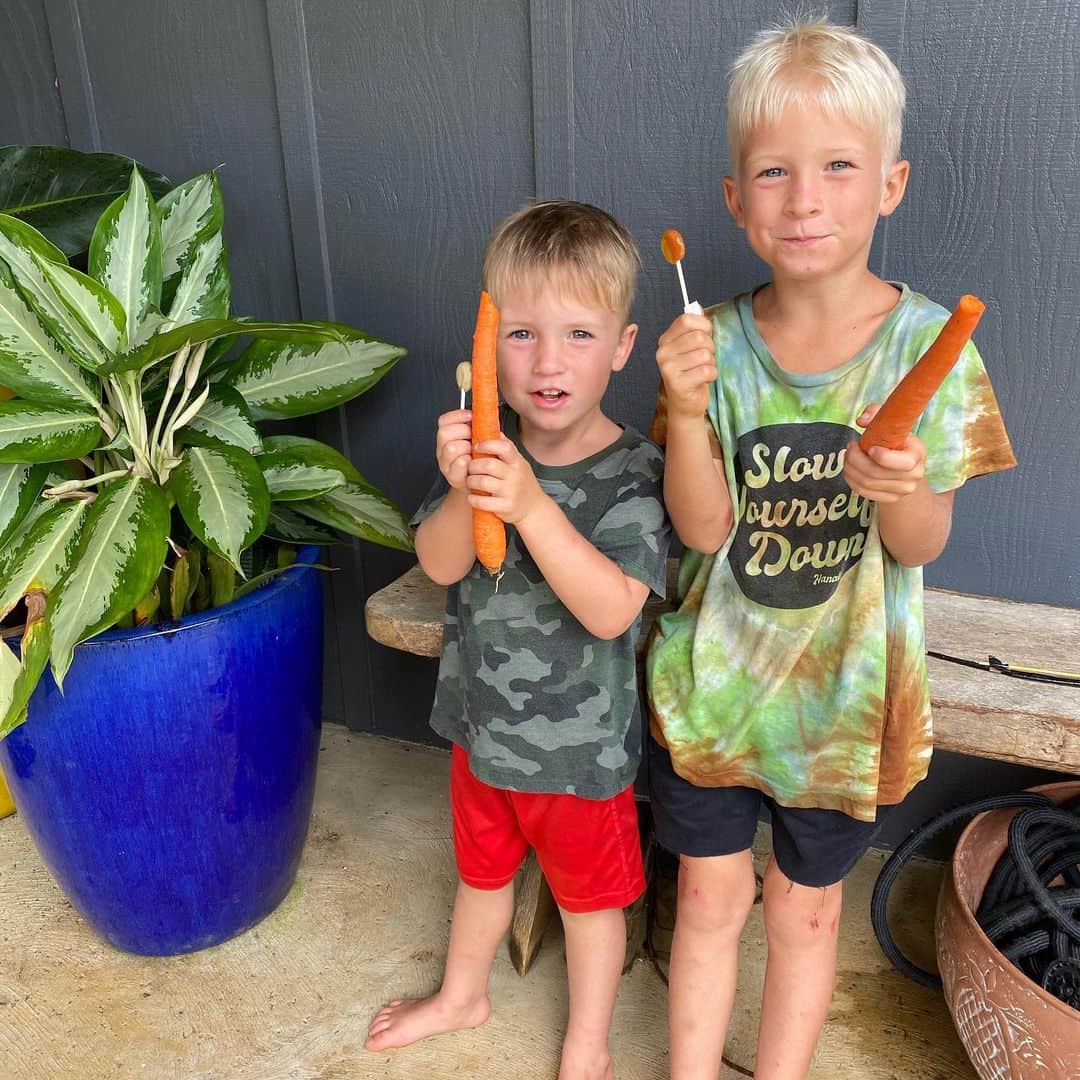 Bethany Hamiltonのインスタグラム：「Not sure what to say here... 🍭🥕😆#momlife haha they melt me!!!」