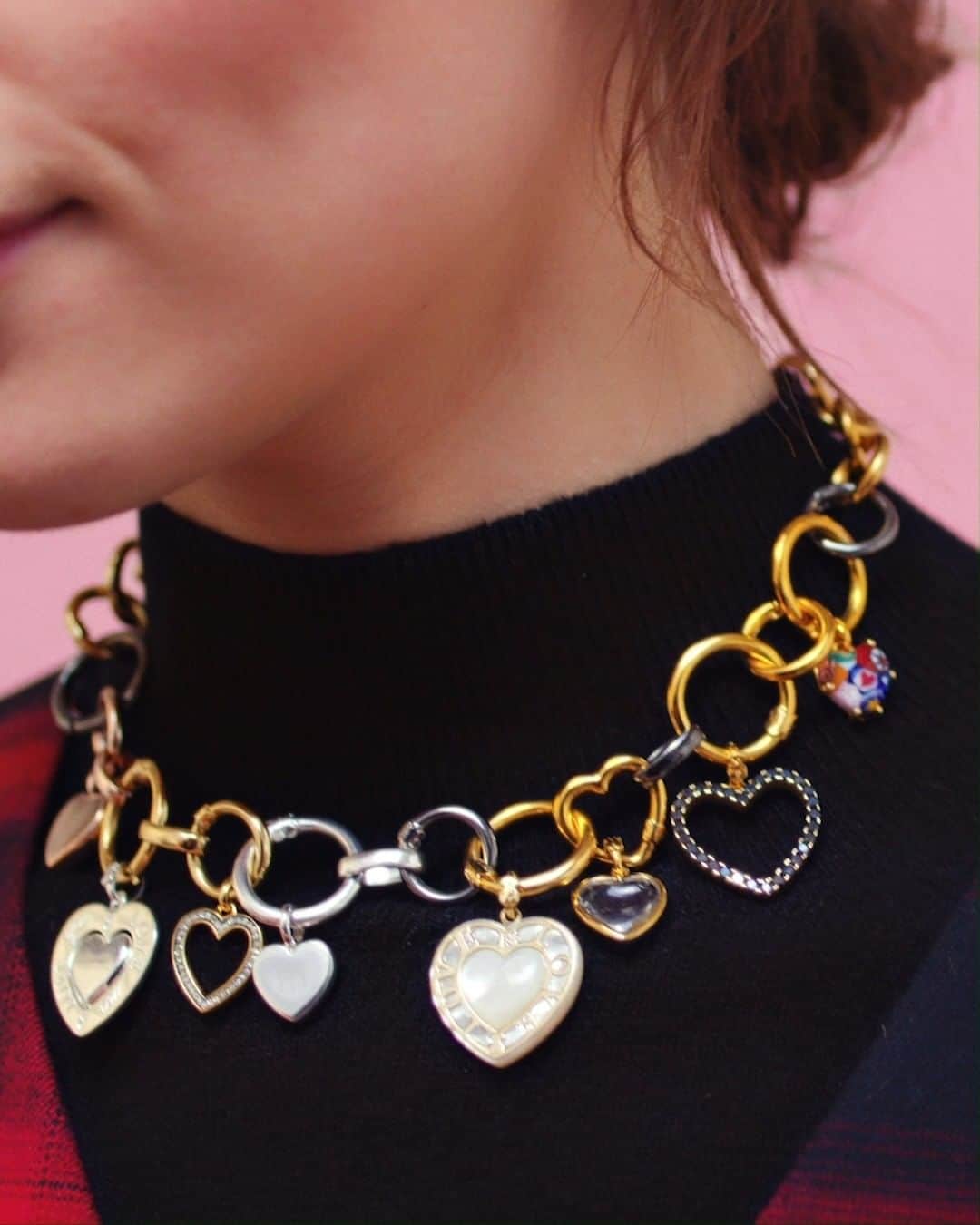 トウスのインスタグラム：「Colors of Love. Discover the new Valentine's Day Collection. / Descubre la nueva colección de San Valentín. #ColorsOfLove #TOUSJewelry #TOUSLovers」