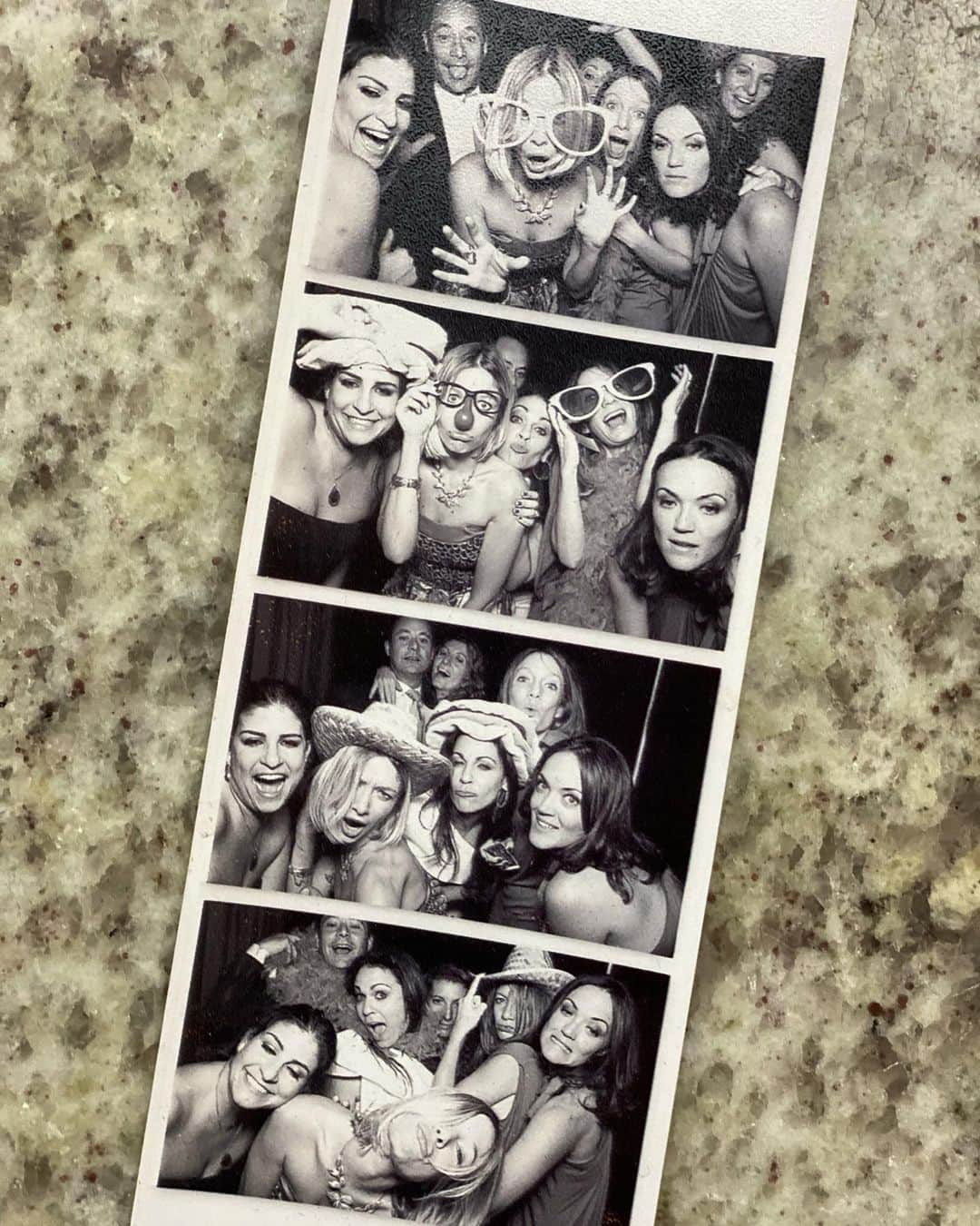 サラ・フェルバーバウムのインスタグラム：「Le migliori amiche di mia sorella sono le mie amiche del cuore . . . #memories #welaughedalot #chilledvodka」