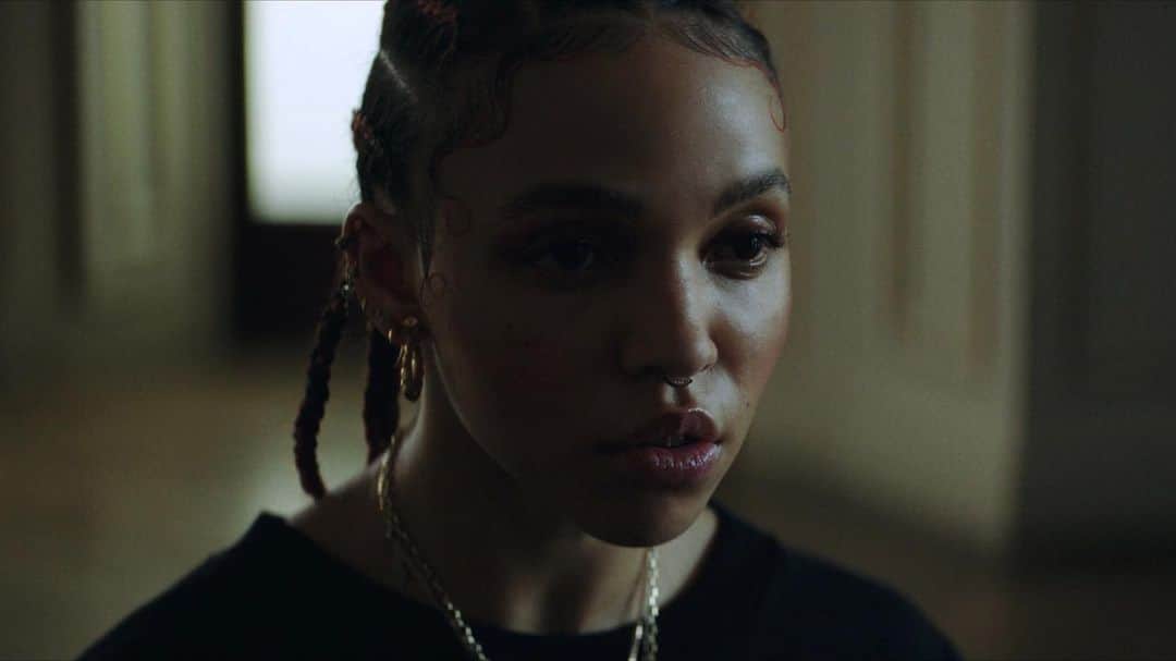 FKAツイッグスのインスタグラム：「so proud to release don’t judge me into the world. this project is very personal and special to me.  it was an honour to shoot with kara walkers fountain exploring the interconnection of black history between africa, america and europe.  thank you to everyone for making don’t judge me come to life.  don’t judge me @headieone @fkatwigs @fredagainagainagainagainagain directed by @emmanueladjei_ @fkatwigs featuring Fons Americanus sculpture by @kara_walker_official  supported by @farfetch produced by @objectandanimal @phantasm.tv  featuring @claraamfo Efua Baker @munroebergdorf @nkrystal_ @lisa.elde @dantooearth @renieddolodge @solomon_o.b Mahlon Romeo @kukuawilliams @officialbenjaminzephaniah  dancers @valerie_ebuwa @rhys_denn @itsshush @dominantwipez @riannarain  e.p / producer @dutty_pictures producer @alchamberlain pm @chanellyelie pa @ayeshamarr casting @affaosman dop @paulozgur production designer @paulina_rze  stylists @theowhitewine (Headie One and cast) @matthew_josephs (FKA twigs) hair stylist @taibataiba groomer @datbarbernat mua (FKA twigs) @beasweetbeauty mua @marinabelfonrose  choreographers @theo__tj__lowe @dominantwipez stunt choreography / stunts @savage.health wushu choreography @samuelmak_ stunts @nongisto special thanks for training me @frankatz_   photographer @_adamajalloh  editing @Matt__Newman @trimediting colourist Joppo @de_grot  vxf and post @mathematic.tv  special thanks: Kara Walker @elguincho @ronojoydam @lovelaceowusu @thecharlieporter Scott Briscoe at Sikkema Jenkins Gallery and Christopher Webster at Tate Modern.」