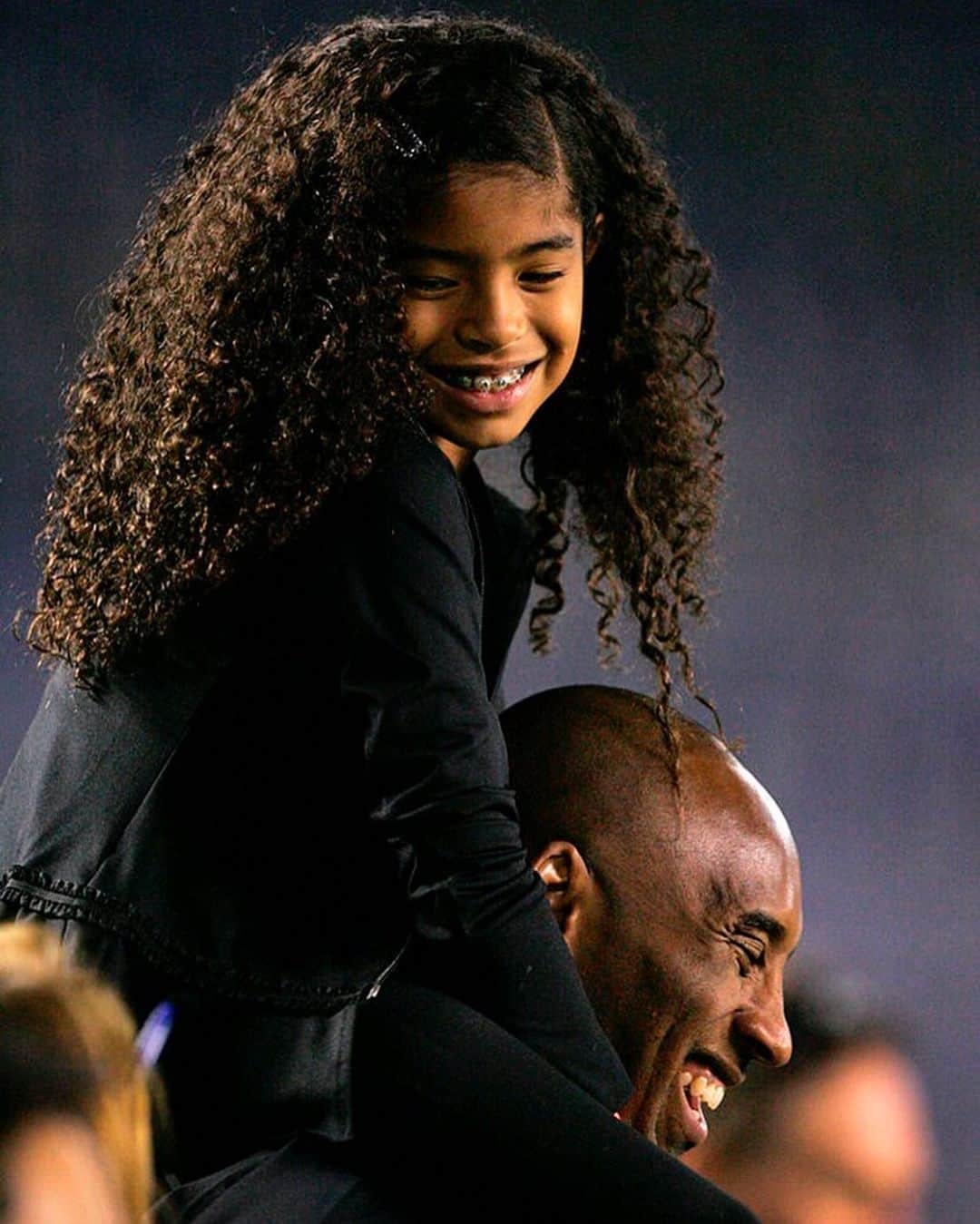 コモンのインスタグラム：「Today, we mourn the loss of Kobe and Gigi Bryant and all the lives lost on this day last year in a tragic helicopter accident. We send love and light to their families. They may be gone but they will never be forgotten. God Bless.」