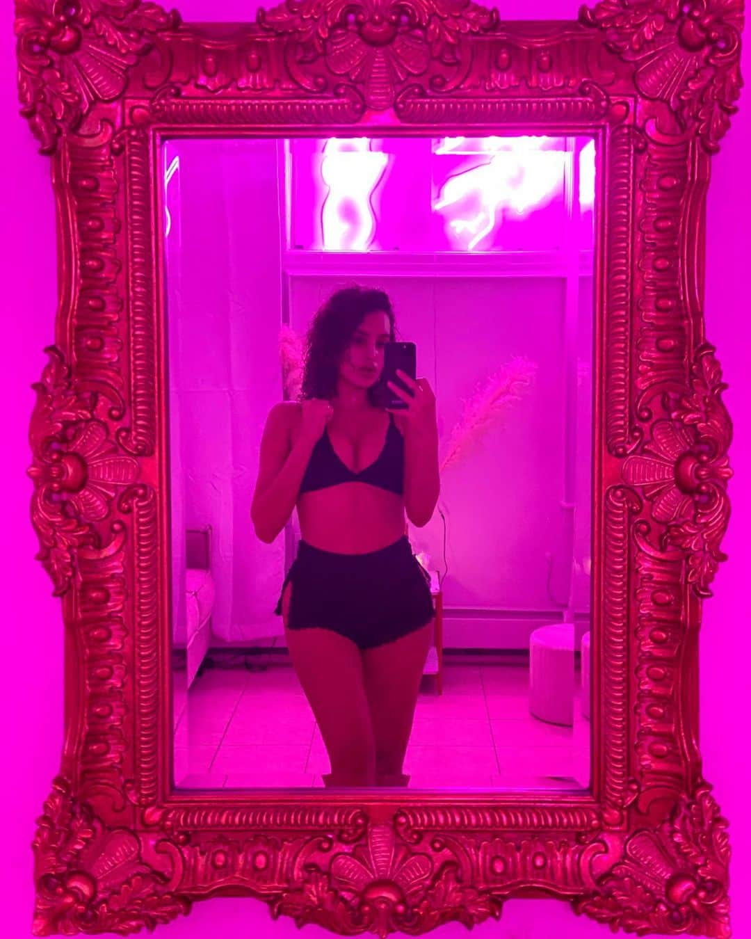 Val Mercadoのインスタグラム：「Take a shower, light some candles, play some music 💖nightset by @fashionnova fashionnovapartner」