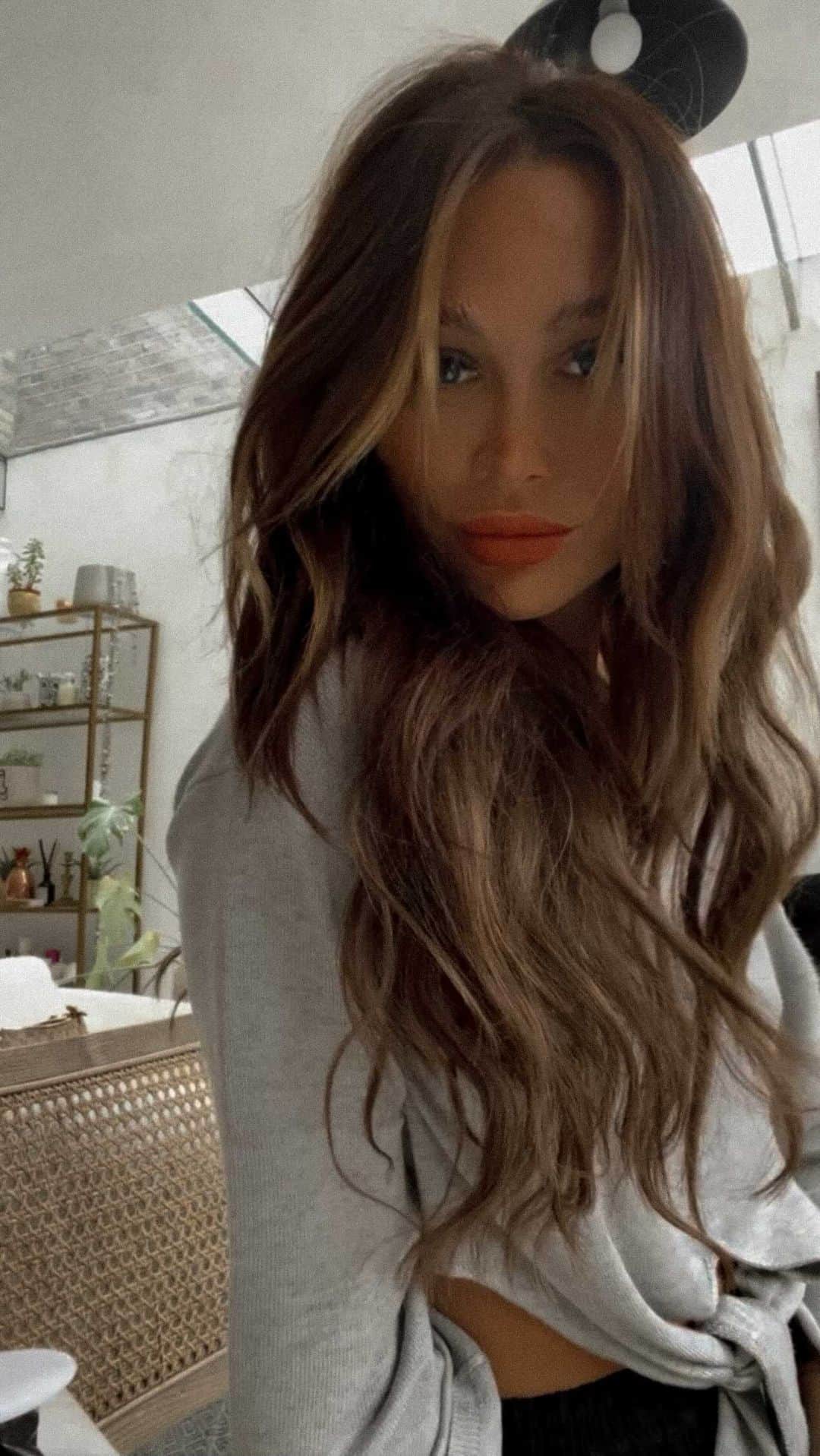 ルー・ティーズデールのインスタグラム：「Short to long in about 3 seconds. No hair dresser needed 🤎 @easilockshair x」