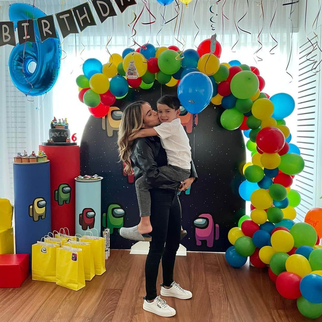 ジェシカ・スターリングのインスタグラム：「FELIZ CUMPLEAÑOS MIAMOR, 6 Años de felicidad absoluta🥳 Deseo Que sigas siendo ese niño bueno, noble y amoroso por siempre!! TE AMAMOS💚💙❤️🤍 #happybirthday」