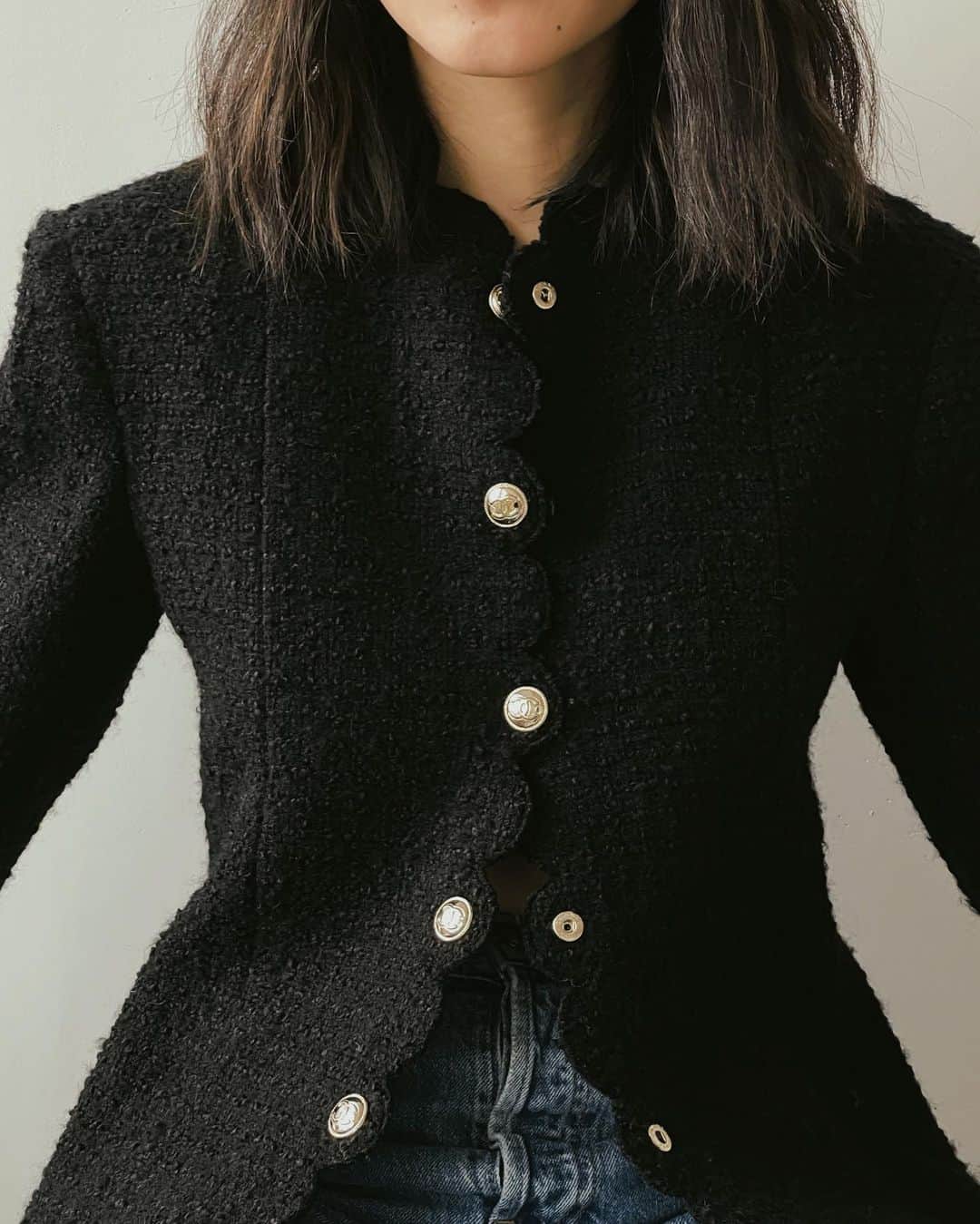 アリス・ガオのインスタグラム：「⚡️power jacket @chanelofficial」