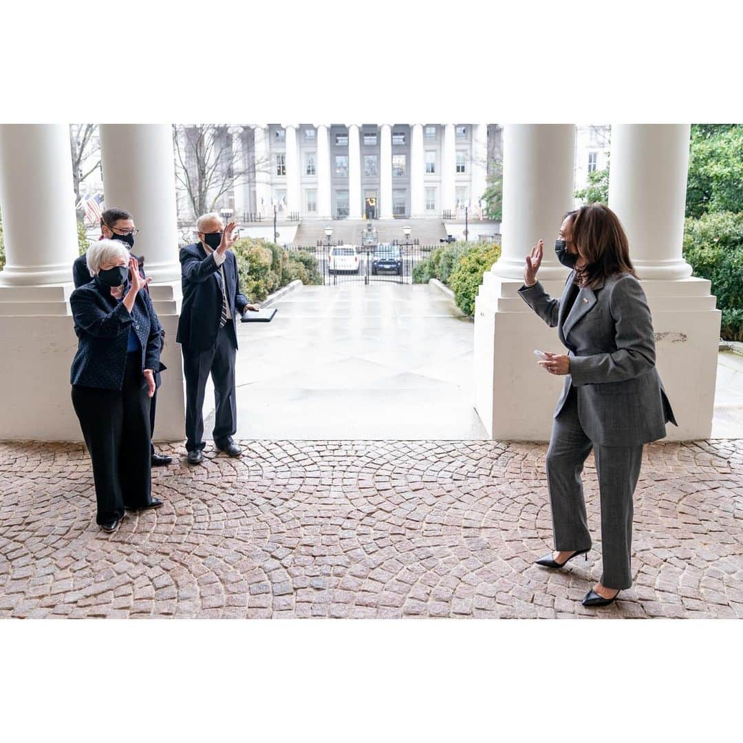 ジョー・バイデンさんのインスタグラム写真 - (ジョー・バイデンInstagram)「Today I swore in Janet Yellen as Treasury Secretary. Secretary Yellen is a trailblazer, whose deep commitment to working families will be essential as we confront the urgent economic challenges facing the American people.」1月27日 5時27分 - vp