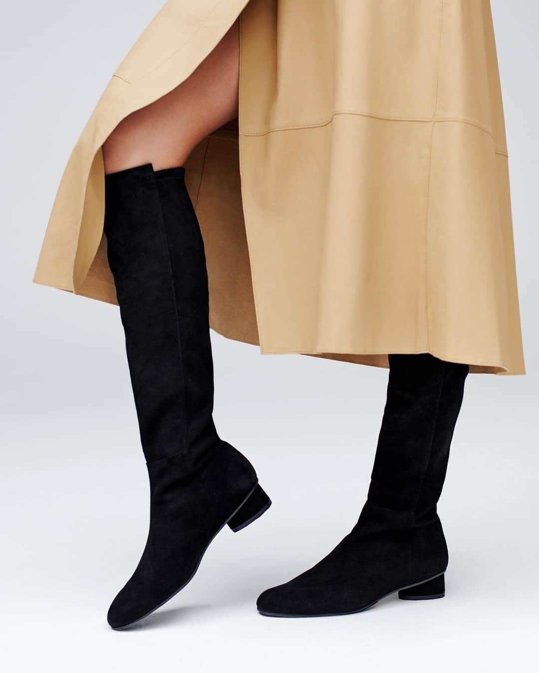 The Outnetのインスタグラム：「@stuartweitzman knee-high boots can literally do it all. Look great with mini skirts? Check. Elevate midi dresses? Done! Feel chic with trousers? You know it!   Shop all your favorite Instagram looks, just visit the link in bio」