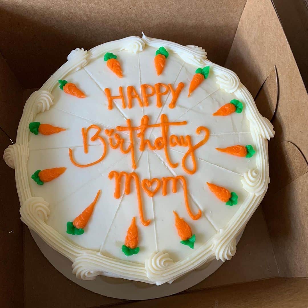 アンドリュー・ラネルズさんのインスタグラム写真 - (アンドリュー・ラネルズInstagram)「Today is Charlotte Rannells’ birthday! I wish I was with you today, mom. It would be all cake, all mimosas, all day. I wish everyone knew the love I feel having you as a mom. ❤️ And if I could have arranged a personal message from Regè-Jean Page for you I would have done it. Next year, damn it!」1月27日 5時40分 - andrewrannells