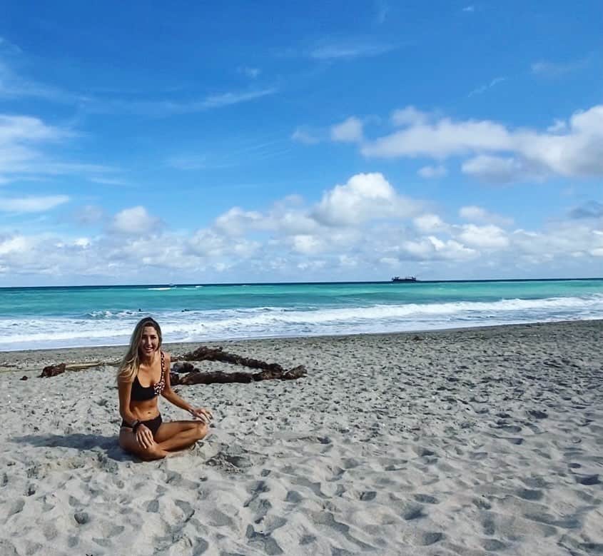 ジェイ・マリー・グリーンのインスタグラム：「I know... a lot of beach pictures! But it’s a place where I get to have quiet time with God and find so much peace and direction ☮️ 🎶“Spirit lead me where my trust is without borders Let me walk upon the waters Wherever You would call me Take me deeper than my feet could ever wander And my faith will be made stronger In the presence of my Savior” 🎶 Oceans by Hillsong🏝☀️」