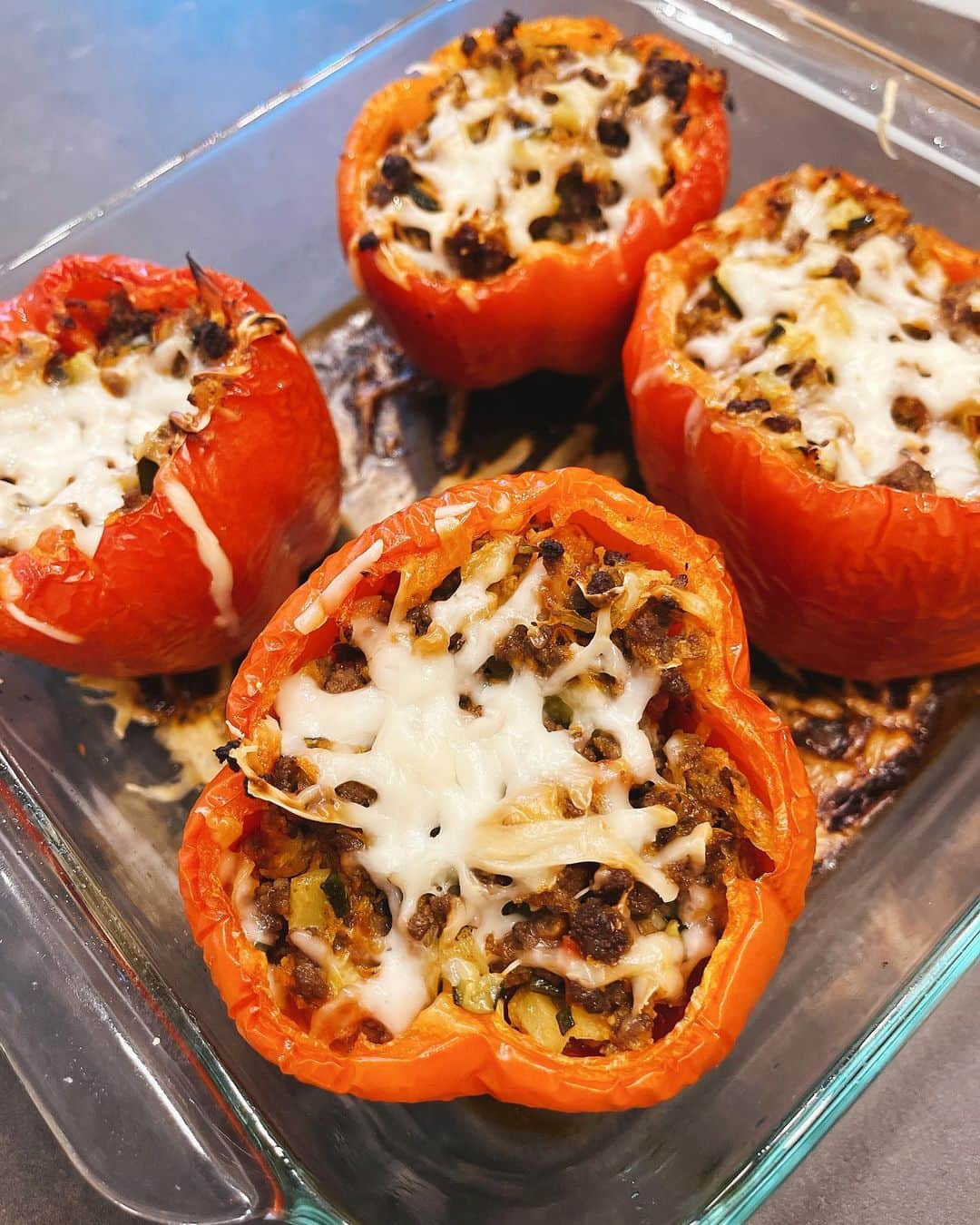 Sascha Barbozaのインスタグラム：「Pimentones rellenos con carne y una crema de auyama y ajo porro!  . Para la crema.  Esta receta la hago al ojo, no tengo las medidas exactas de la cantidad de auyama pero era como una auyama mediana. Se lava bien y se pica en cubos, con piel y todo. Se pone a hervir en una olla con cuatro tazas de caldo de pollo bajo en sodio, dos tazas de agua, un tallo  de ajo porro picado, un diente de ajo y aproximadamente 1/4 de taza de cilantro. Sal y pimienta, cuando la calabaza está blandita entonces se licúa muy bien, se corrige sazón y se puede agregar un poquito más de cilantro.   Para los pimentones. Precalienta el horno a 350 F.  En un poquito de aceite sofríes medio kilo de carne magra molida, puede ser de res o de pavo. Yo use de res. Condimenta con un poco de sal marina y pimienta.  Cuando la carne esté lista, retira de la olla. Echa un poquito más de aceite y agrega una cebolla picada en cuadritos, deja que dore y luego agrega un calabacín picado en cuadritos y dos dientes de ajo machacados, dora un par de minutos y luego agrega una zanahoria rayada finita, cocina un par de minutos y agrega tres tomates picados en cuadros. Agrega de nuevo la carne cuando los vegetales estén bien cocidos. Déjalo allí 2 min.   Lava bien los pimentones, con cuidado quítale la parte superior para que quede como una especie de plato hondo, limpialo bien por dentro, quitale todas las semillas y las venas. Rocíalos por fuera con un poco de aceite de oliva en spray, rellena los pimentones con la carne, opcional puedes ponerle un poquito de queso por encima, yo le raye un poquito de cabra, tápalo con papel aluminio y cocínalo aproximadamente 40 minutos en el horno, luego quítale el papel aluminio y déjalo aproximadamente de 15 a 20 minutos más. Algo que yo hice antes de rellenar los pimentones y echarles aceite oliva fue ponerlos en el microondas una vez que los limpié y les quite todo por dentro, unos 4 minutos para que ablandaran un poquito y no tardarán tanto en cocinar.」