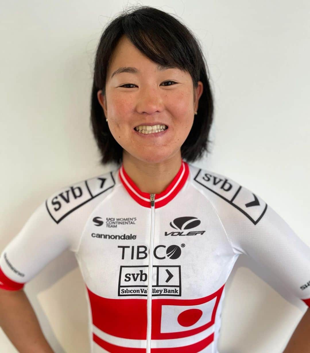 與那嶺恵理のインスタグラム：「BRAND-NEW 🇯🇵 @teamtibco_siliconvalleybank KIT 🤘🏻  By @volerapparel ❤️🤍 . . Happy to show you my 2021 outfit finally 🙌🏻 & always honor to wear Japanese color 🇯🇵🤘🏻 Thank you for making nice ones❤️  . . Only can’t wait to join&race with teammies in real life💚💙 . . #今日のエリさん　#newkitday 🤘🏻#teamtibcosiliconvalleybank」