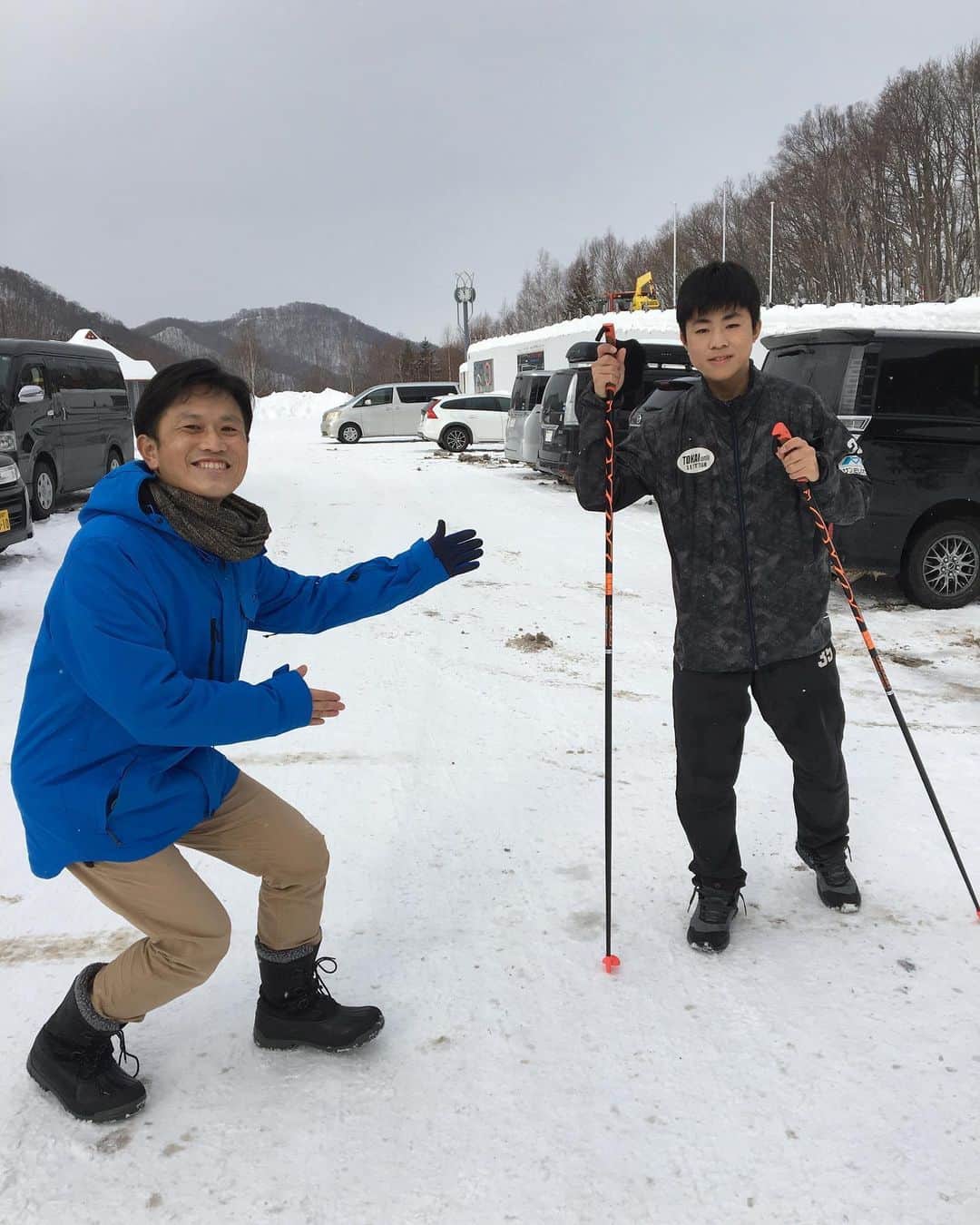 北海道テレビ「イチオシ！モーニング」さんのインスタグラム写真 - (北海道テレビ「イチオシ！モーニング」Instagram)「#第48回HTBカップスキージャンプ競技大会 まであと3日！ YouTubeで実況する林アナが、出場する高校生を紹介します。 3回目のきょうは#東海大札幌 1年の#髙田雄生 選手。 6日の全道高校スキー・ジャンプで優勝した実力の持ち主ですが・・・ あれっ？#スキージャンプ なのにストック！？。 実は、雪上を走る#クロスカントリー と合わせて競う、 #ノルディックコンバインド #複合 の選手なんです。 急きょお願いして、先輩のストックを借りてパシャリ！ その飛躍にも注目してください。  #HTB #スキージャンプ #全部見せますHTBジャンプ #山田いずみ #イチモニ #林和人」1月27日 5時37分 - htb_ichimoni