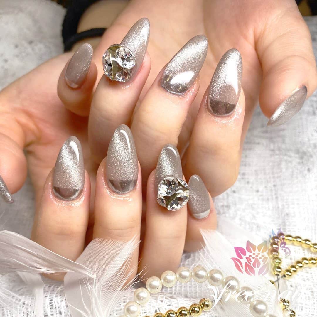 free nail フリーネイルのインスタグラム：「. お客様ネイル💅🏻☃️ . マグネットミラーネイル🧲🪞 . 大人なグレージュカラー🪐 . ご来店ありがとうございました🙇🏻‍♀️🙇🏻‍♀️🙇🏻‍♀️💗 . #ネイルアート #ジェルネイル #ネイルサロン #大阪ネイルサロン #ネイルデザイン #ネイルチェンジ #マグネットネイル #スターギャラクシー #ミラーネイル #ビジューネイル #グレージュネイル #シルバーネイル #デザインネイル #トレンドネイル #大人ネイル #きれいめネイル #ロングネイル #冬ネイル #winternails #nailsart #nailsdid #美甲 #日式美甲 #日式美甲胶 #日本美甲师 #日本美甲老师 #美甲上课 #日本胶 #フリーネイル #freenail」