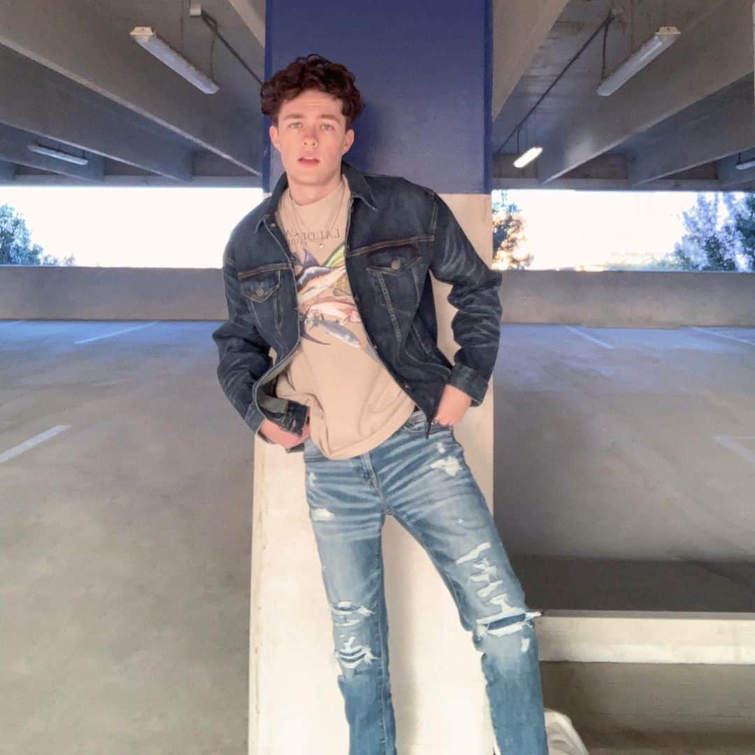 American Eagleのインスタグラム：「“I 100% believe that by wearing what YOU want, to look the way YOU like, you’ll feel so much better.” –@bradleymickelson」