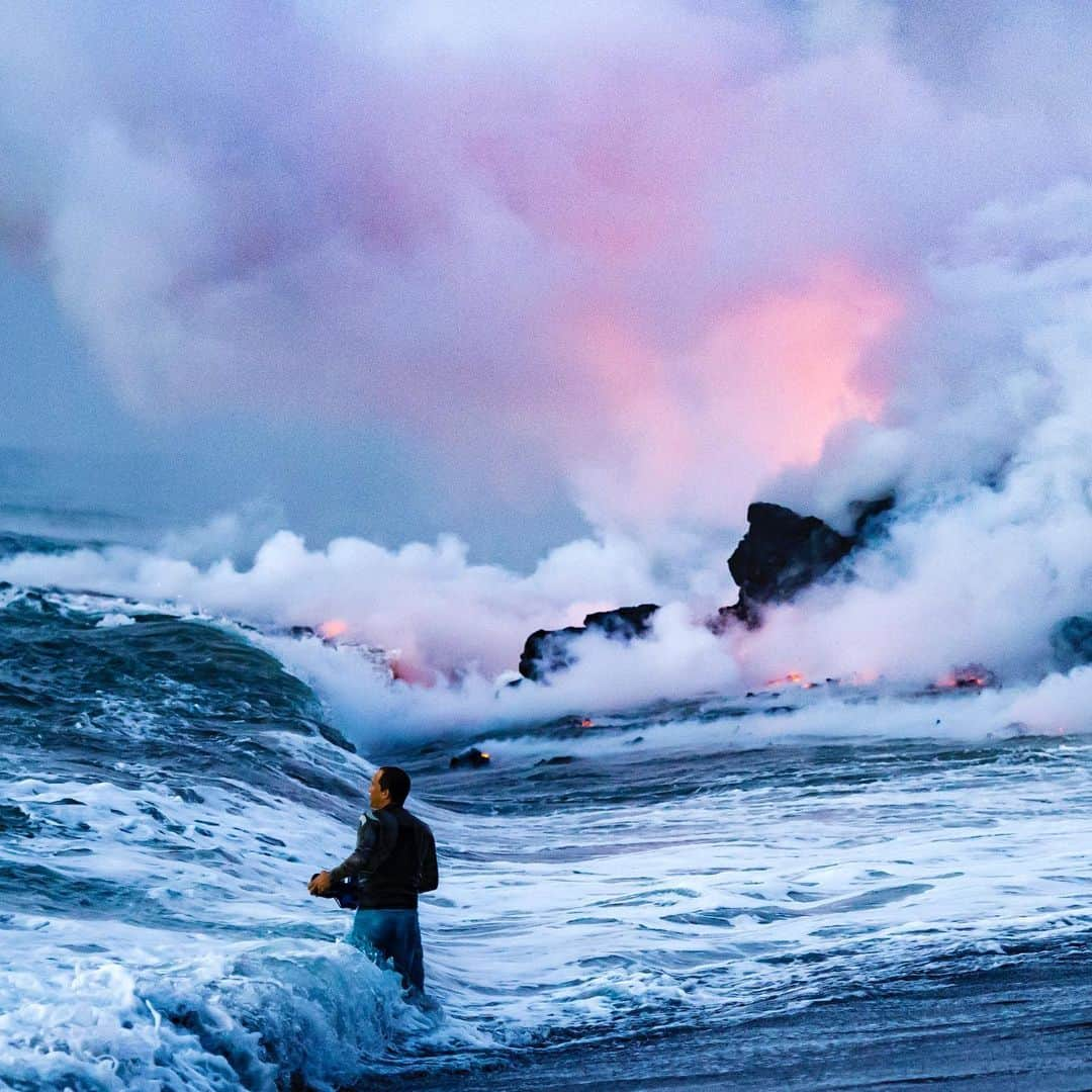 クラーク・リトルさんのインスタグラム写真 - (クラーク・リトルInstagram)「Back when lava was entering the ocean🌋💦 mahalo @bruceomori and @tomkualiiphotography for the adventure 🤙🏼 #hawaiianjacuzzi #hawaii #lava #clarklittle 🆑」1月27日 11時05分 - clarklittle