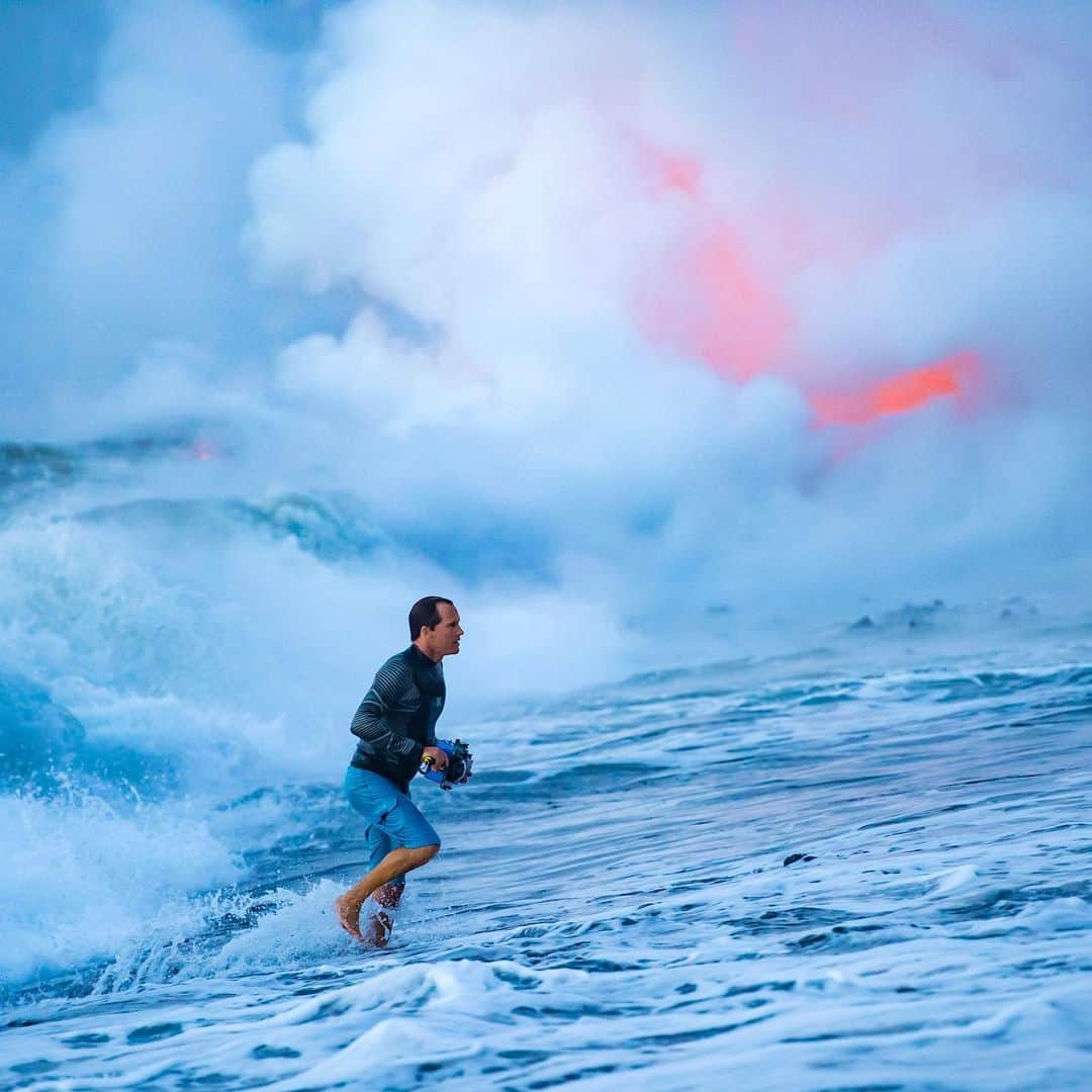 クラーク・リトルさんのインスタグラム写真 - (クラーク・リトルInstagram)「Back when lava was entering the ocean🌋💦 mahalo @bruceomori and @tomkualiiphotography for the adventure 🤙🏼 #hawaiianjacuzzi #hawaii #lava #clarklittle 🆑」1月27日 11時05分 - clarklittle