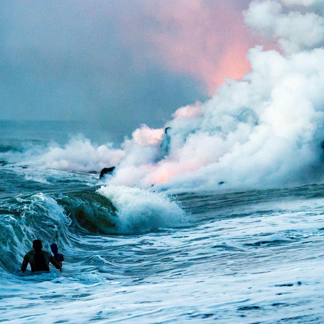 クラーク・リトルさんのインスタグラム写真 - (クラーク・リトルInstagram)「Back when lava was entering the ocean🌋💦 mahalo @bruceomori and @tomkualiiphotography for the adventure 🤙🏼 #hawaiianjacuzzi #hawaii #lava #clarklittle 🆑」1月27日 11時05分 - clarklittle