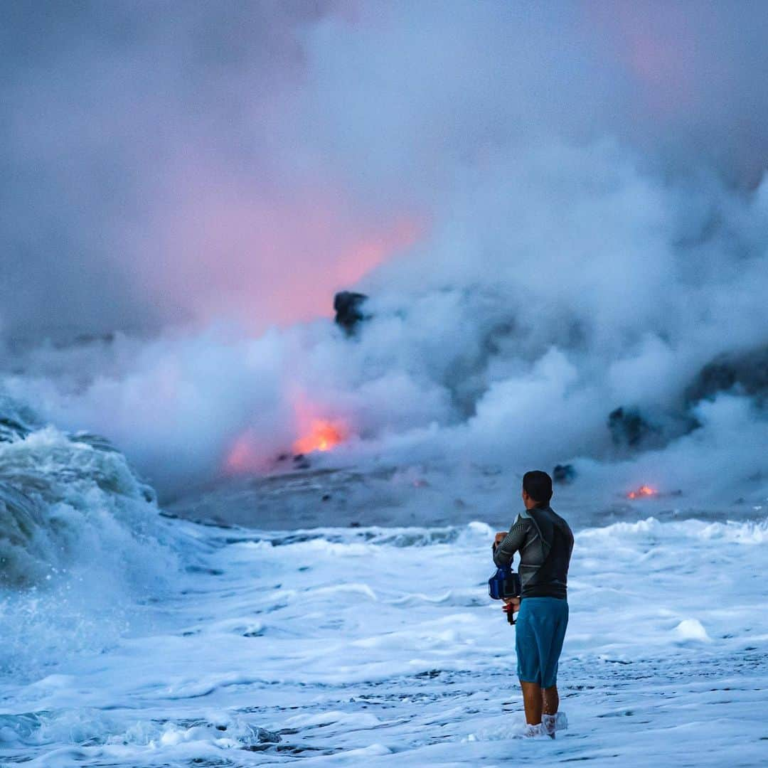 クラーク・リトルさんのインスタグラム写真 - (クラーク・リトルInstagram)「Back when lava was entering the ocean🌋💦 mahalo @bruceomori and @tomkualiiphotography for the adventure 🤙🏼 #hawaiianjacuzzi #hawaii #lava #clarklittle 🆑」1月27日 11時05分 - clarklittle