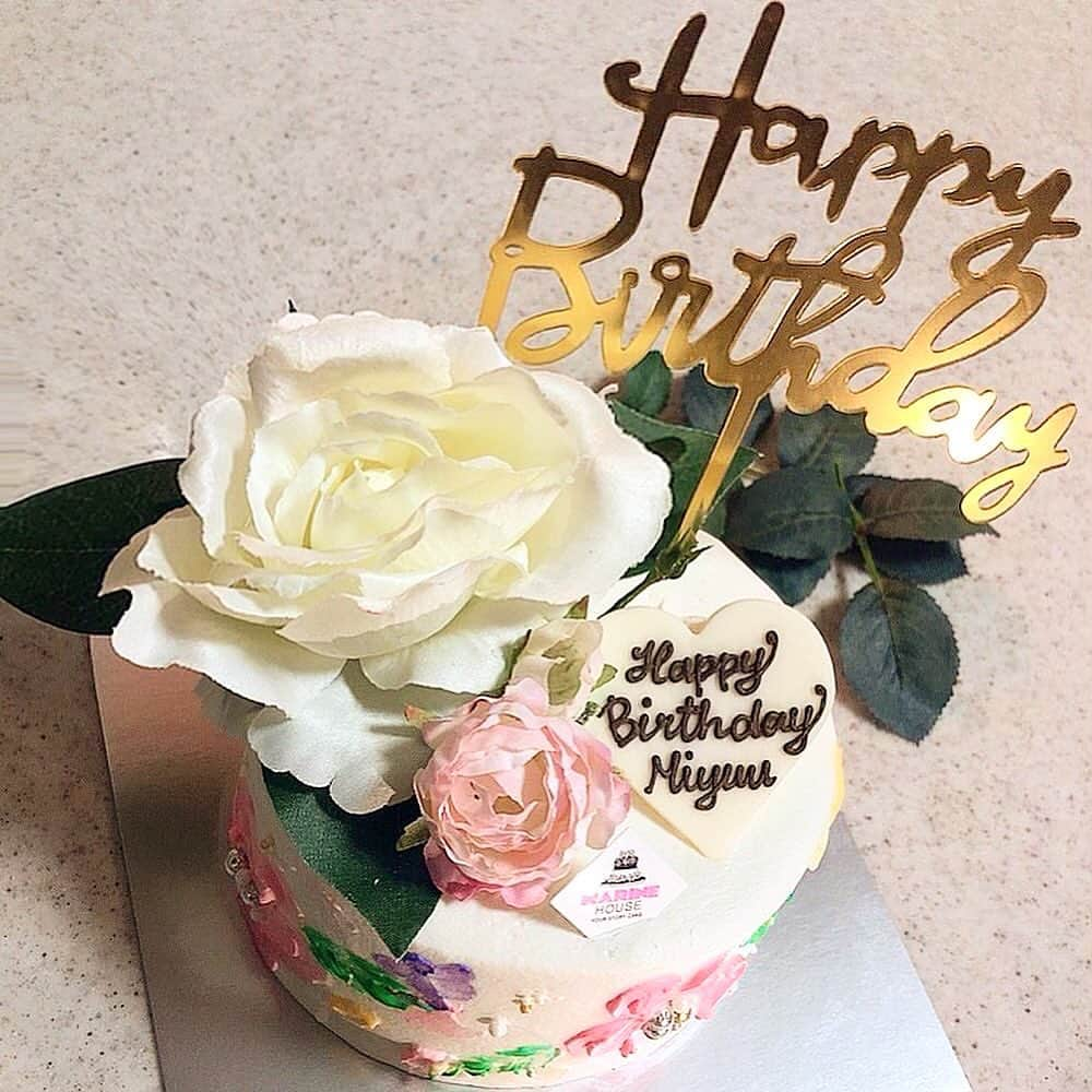 細田海友さんのインスタグラム写真 - (細田海友Instagram)「#marinehouse どタイプだったお誕生日🎂は @marinehouse_yourstorycake  食べるのが勿体ないくらいだったけど 食べたらふわふわで軽い食感でぺろり😋 ステイホームが続くから美味しくて 可愛いケーキは嬉しいよね💗💗💗 #birthdaycake #stayhome #homeparty #familyday #mybirthday #생일축하해 #해피버스데이」1月27日 11時08分 - miyuu_bigbaby