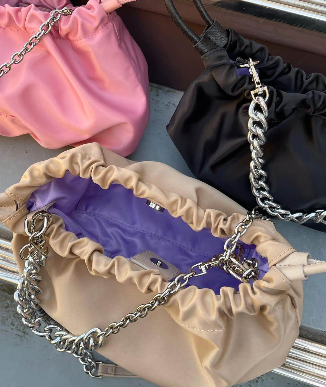 FIG&VIPERさんのインスタグラム写真 - (FIG&VIPERInstagram)「【New】 ・2way chain nylon bag ¥5,500+tax  ※店頭・Online store共に発売中！  巾着タイプのころんとしたシルエットのロゴbag。スムースなナイロン素材にハンドル部分をチェーンにすることでカジュアルすぎない印象に！ チェーンは2種類付いており、ショルダーbagにもなります。 取り外し可能なので大きなbagの時は、チェーンを全て外してポーチとしても利用可能。内側は3色共にパープルです。 #figandviper #new #spring2021 #nylonbag #chainbag」1月27日 11時10分 - figandviper