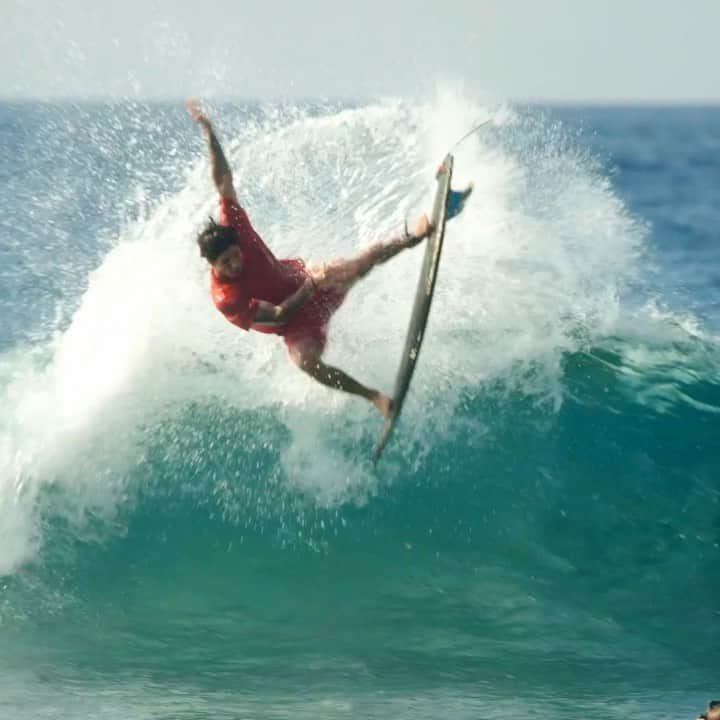 ガブリエル・メディーナのインスタグラム：「Fala Galera, modelo Maldivas M. Softboards, serie LIMITADA em nossa loja online, ta muito Irada esssa prancha! Meu pai ja roubou ela de mim. Haha video completo link na bio ll @medinasoftboards」