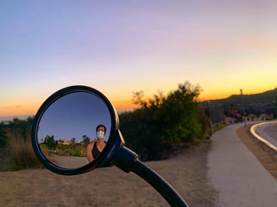 ハリー・シャム・ジュニアのインスタグラム：「🪞 🌅」