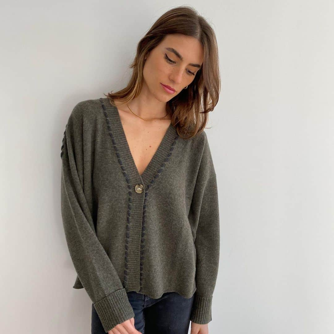 チャーリーのインスタグラム：「Modern Luxury - Soft spun Cashmere for elevating the everyday ✨ Worn at home by Gigi Schmitz  The perfect knits with fashion forward detailing for right now and beyond . . . . . . #cashmeresweater #cosyfashion #stayhomestyle #spring21 #ootdfashion」