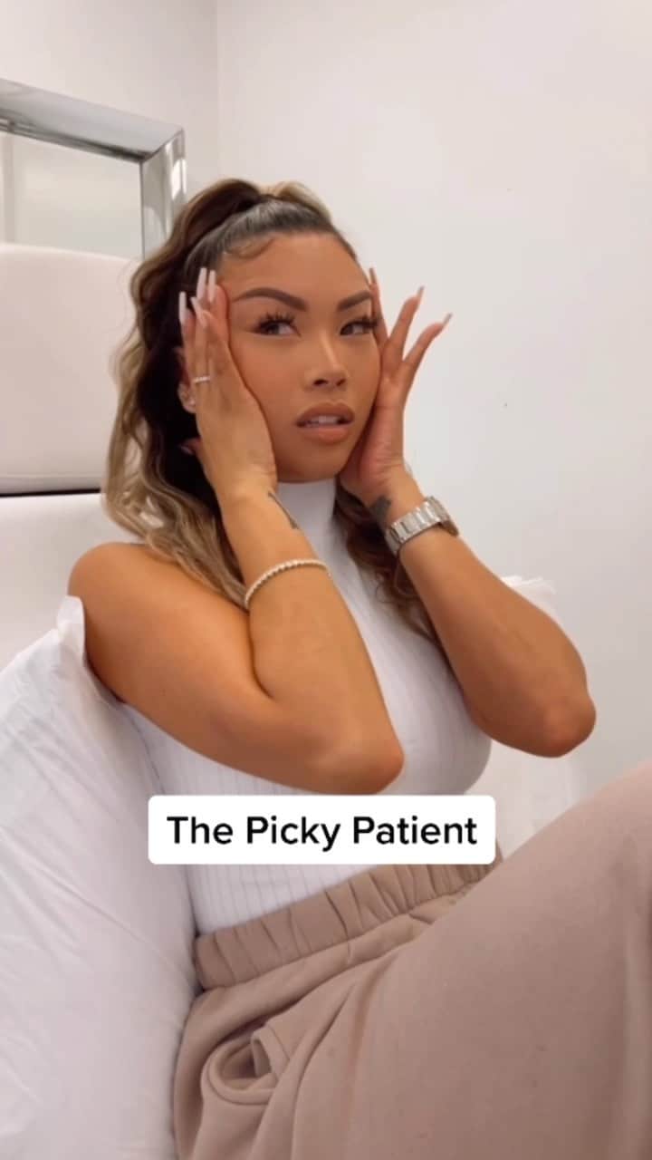 リアン Vのインスタグラム：「Which patient are you? 😂 Always fun visiting @simonourianmd1 🤍」