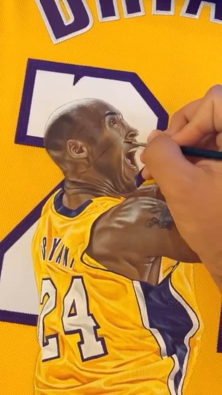 Foot Lockerのインスタグラム：「This is incredible 💜💛 #mambaforever  🎥: @markkannellfineart」