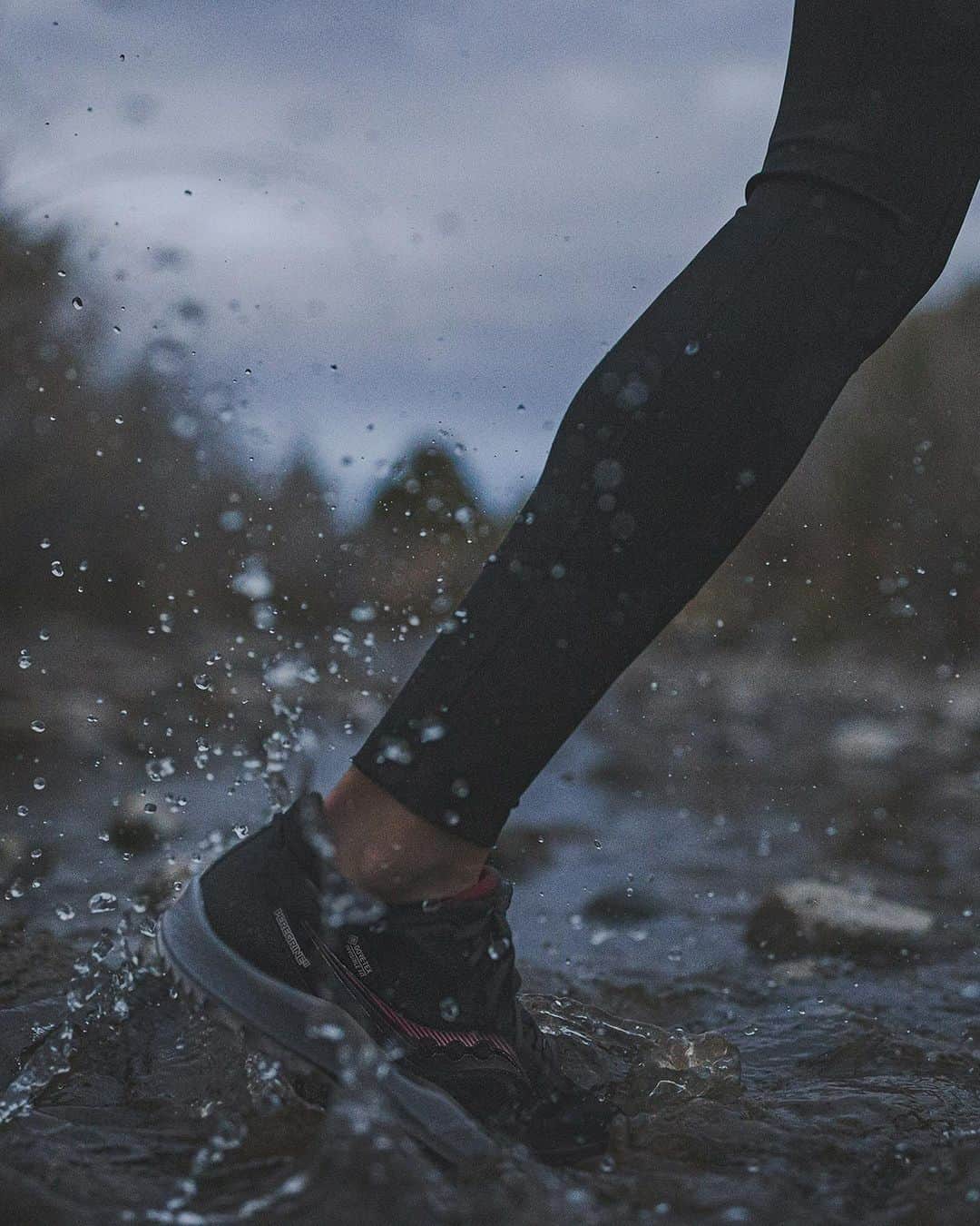 サッカニーさんのインスタグラム写真 - (サッカニーInstagram)「All trails. Any forecast. ⁣ ⁣ Featuring waterproof protection, the Peregrine 11 GTX will be your most-trusted running partner through all the conditions. ⁣ ⁣ #Peregrtine11GTX #TrailRunning #RunForGood」1月27日 6時15分 - saucony