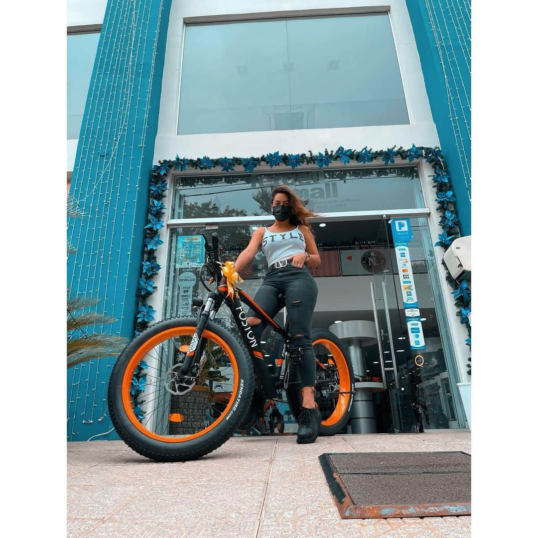 ラリッサ・リケルメさんのインスタグラム写真 - (ラリッサ・リケルメInstagram)「🧡 Sería un buen regalo 🎁 por mi cumple 🎁  #bicicleta #electrica  @fercellmall」1月27日 6時16分 - larissariquelme