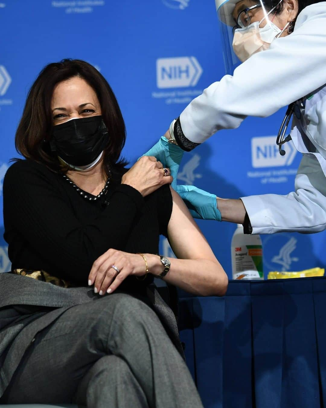 Primer Impactoさんのインスタグラム写真 - (Primer ImpactoInstagram)「La vicepresidente #KamalaHarris recibió la segunda dosis de la vacuna contra el #covid19.  Lo hizo frente a las cámaras en el National Institutes of Health, en #Bethesda, #Maryland.   Foto: Brendan Smialowski / AFP vía Getty Images.」1月27日 6時09分 - primerimpacto