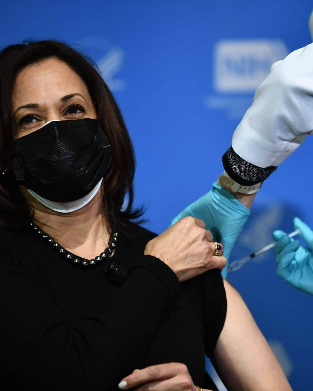 Primer Impactoさんのインスタグラム写真 - (Primer ImpactoInstagram)「La vicepresidente #KamalaHarris recibió la segunda dosis de la vacuna contra el #covid19.  Lo hizo frente a las cámaras en el National Institutes of Health, en #Bethesda, #Maryland.   Foto: Brendan Smialowski / AFP vía Getty Images.」1月27日 6時09分 - primerimpacto