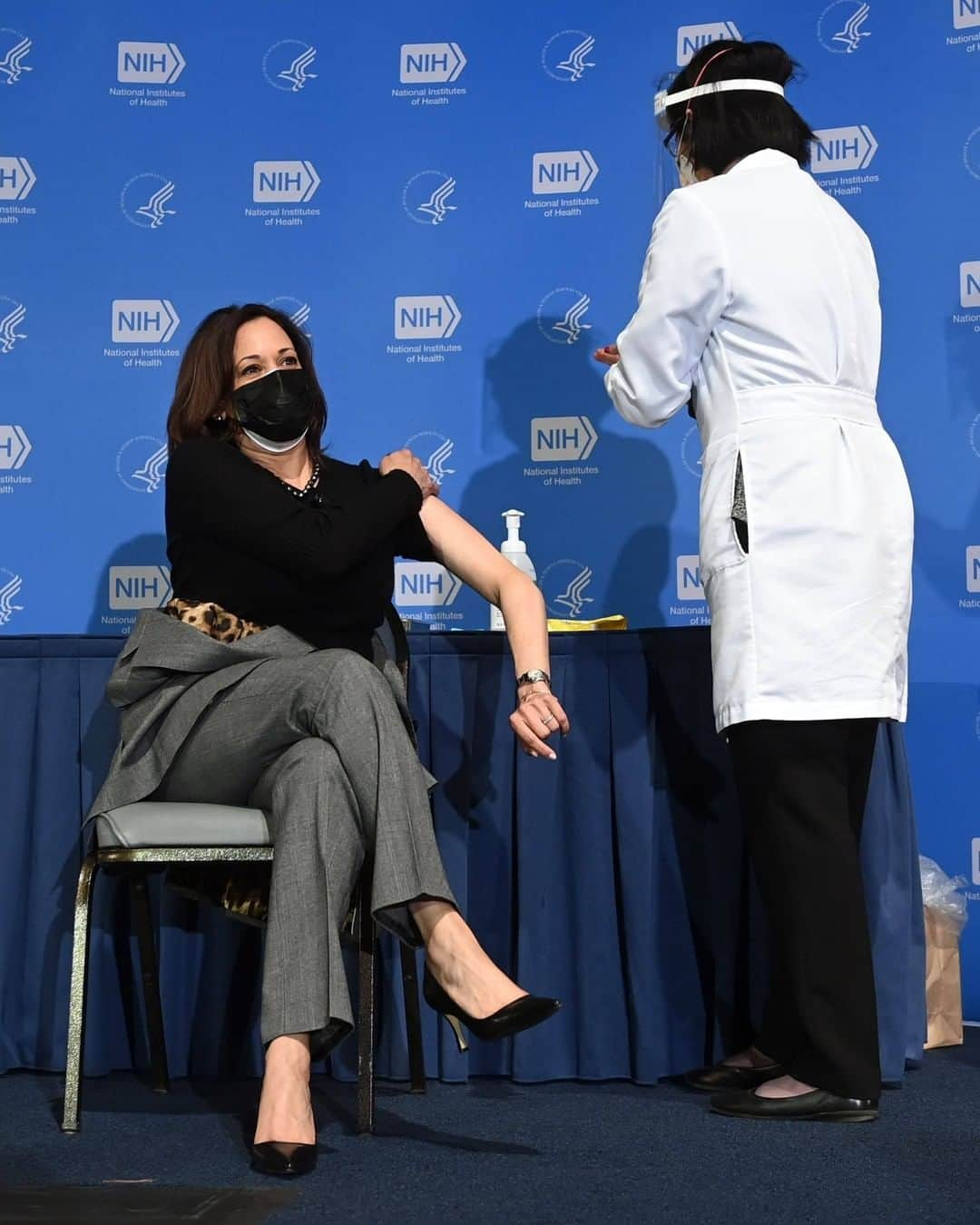 Primer Impactoさんのインスタグラム写真 - (Primer ImpactoInstagram)「La vicepresidente #KamalaHarris recibió la segunda dosis de la vacuna contra el #covid19.  Lo hizo frente a las cámaras en el National Institutes of Health, en #Bethesda, #Maryland.   Foto: Brendan Smialowski / AFP vía Getty Images.」1月27日 6時09分 - primerimpacto