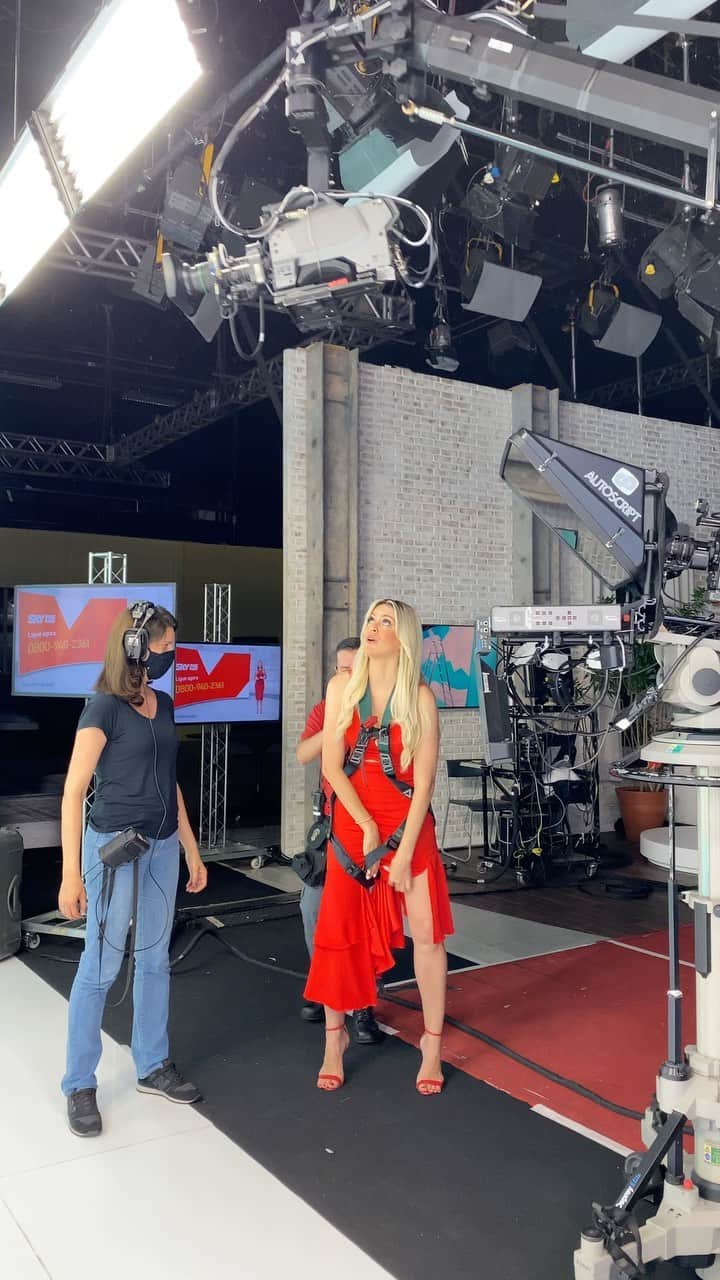 レナータ・ファンのインスタグラム：「Todos preocupados. Menos eu. Vale o sacrifício para deixar o @jogoaberto melhor e aproveitar enquanto dou Lider, rsrs! Vestido @usedeep e salto fino para subir as escadas. Gosto do perigo 😂 vale pelo Inter ❤️ @ronaldogiovaneli numa inveja... 😂😂😂⚽️」