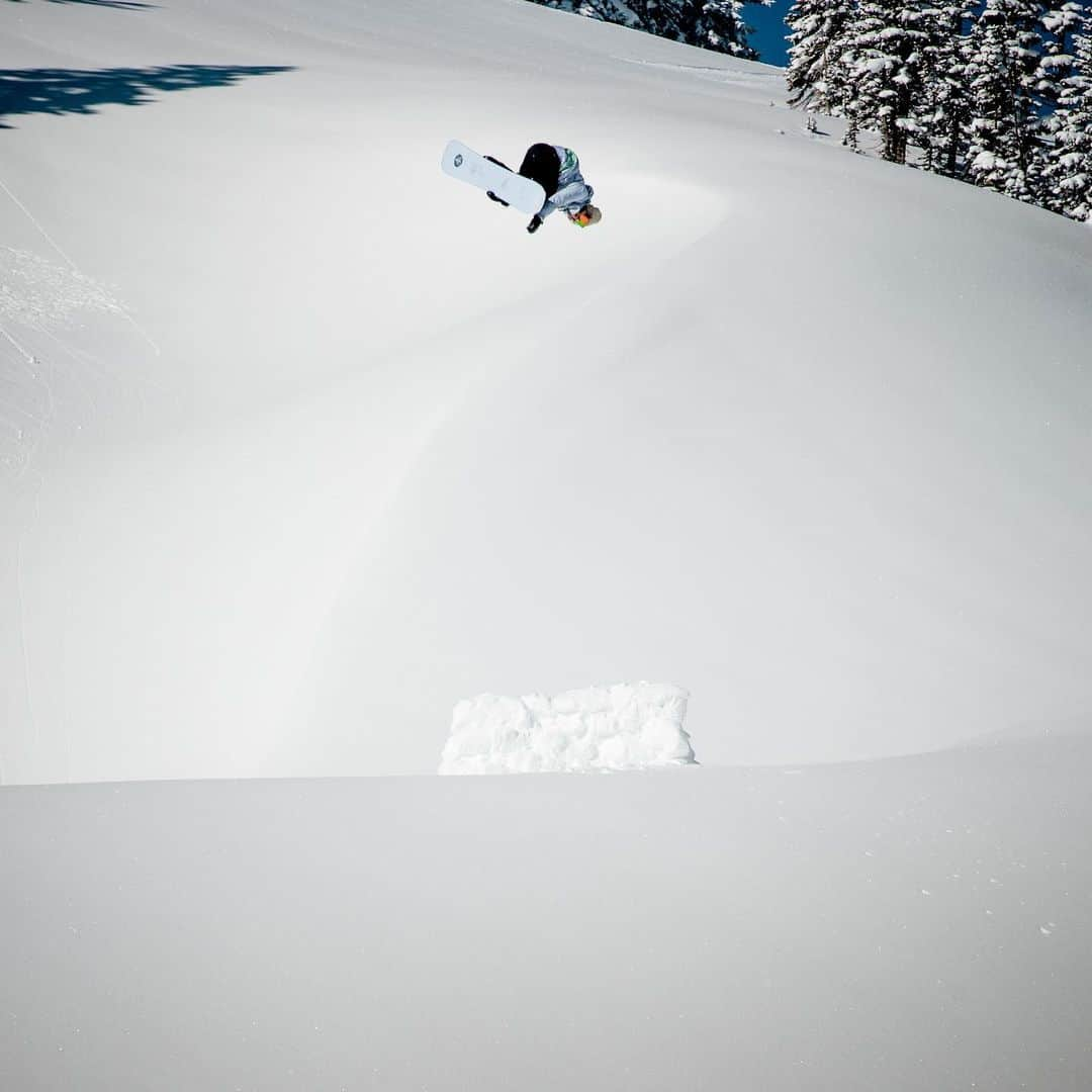 アナログクロージングさんのインスタグラム写真 - (アナログクロージングInstagram)「#BurtonOneWorld: Now streaming for Free.  Swipe for some of our favorite moments with the #BurtonTeam, captured by @blattphoto & @deanblottogray  Link in bio to see these images comes to life.」1月27日 6時12分 - burtonsnowboards