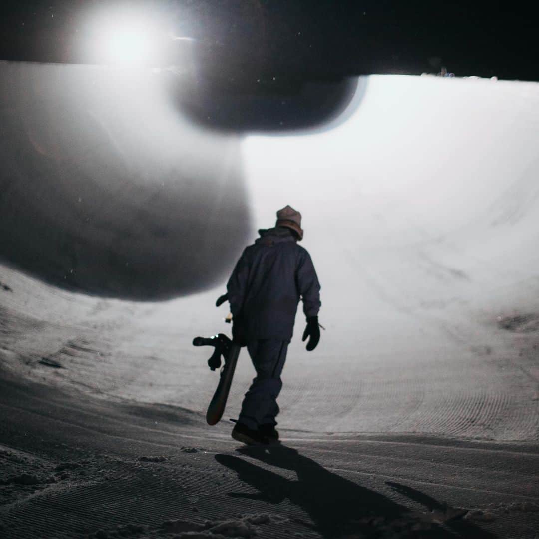 アナログクロージングのインスタグラム：「#BurtonOneWorld: Now streaming for Free.  Swipe for some of our favorite moments with the #BurtonTeam, captured by @blattphoto & @deanblottogray  Link in bio to see these images comes to life.」