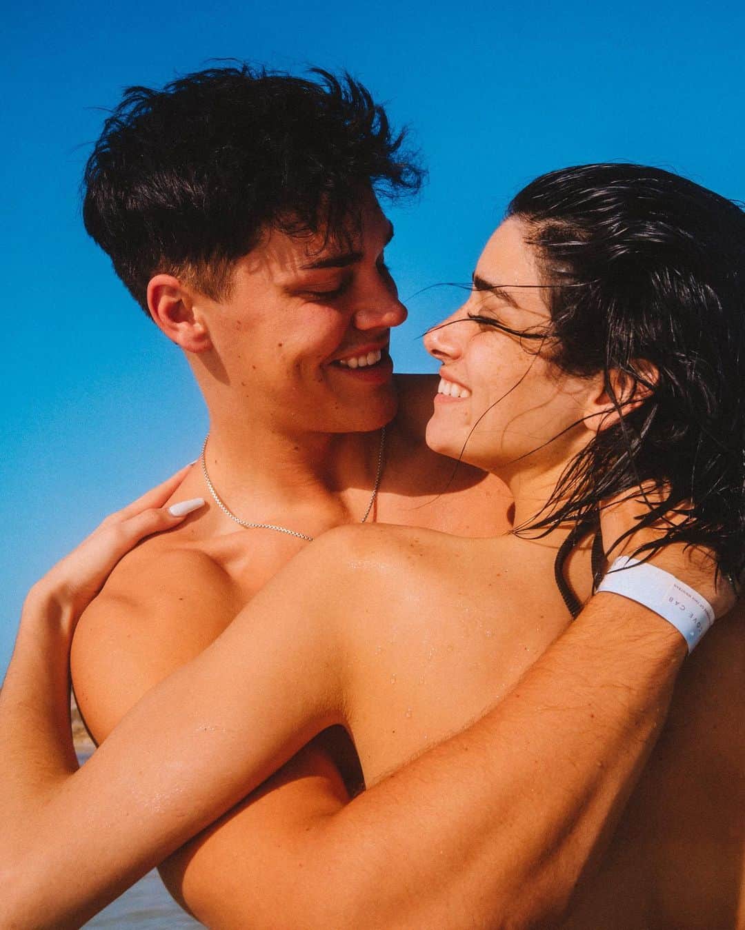 Bryant Eslavaのインスタグラム：「/ i feel like these 3 photos i took of @noahbeck & @dixiedamelio describe their relationship ❤️」
