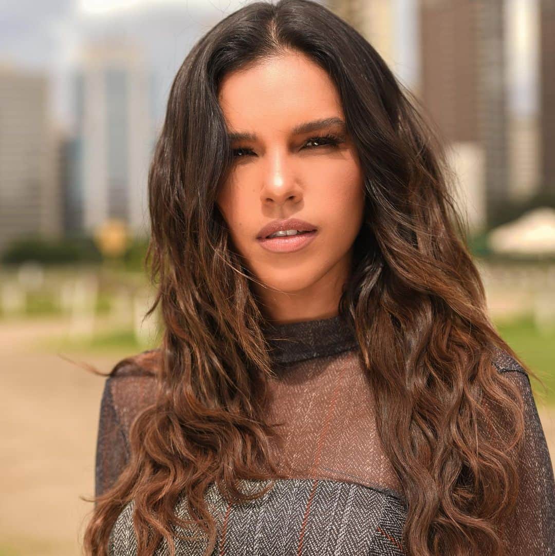 Mariana Riosのインスタグラム：「GARDEN DIGITAL 🖤 @modacharry  3 de fevereiro as 20:30 Espero vocês!  @gardendigitalshow」